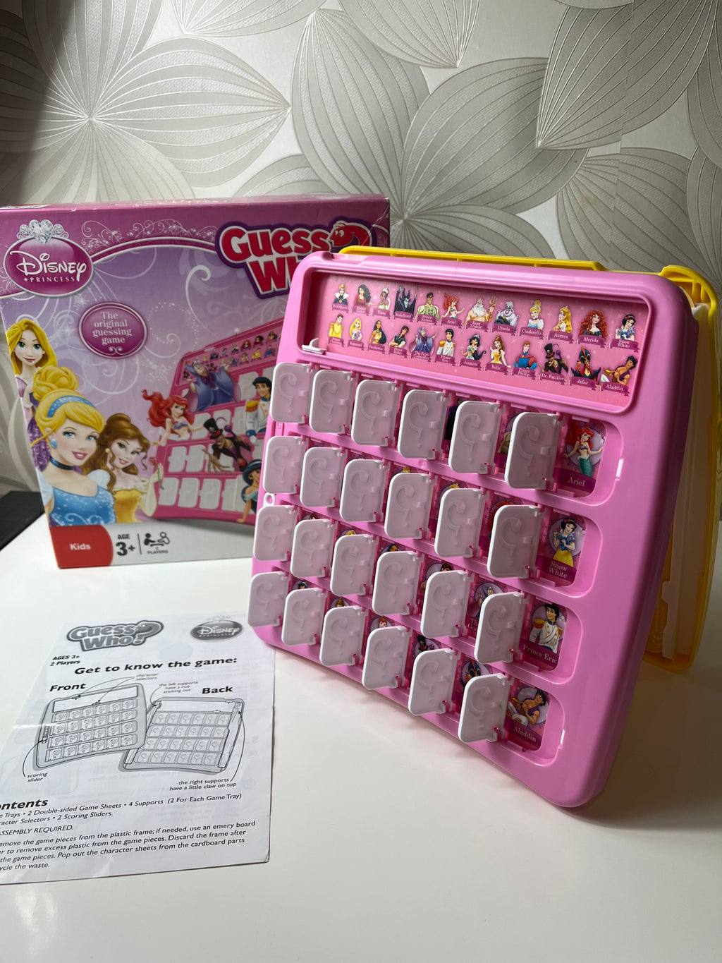 Stalo žaidimas „Guess Who?“ Disney Princess versija – spėliojimo žaidimas vaikams.