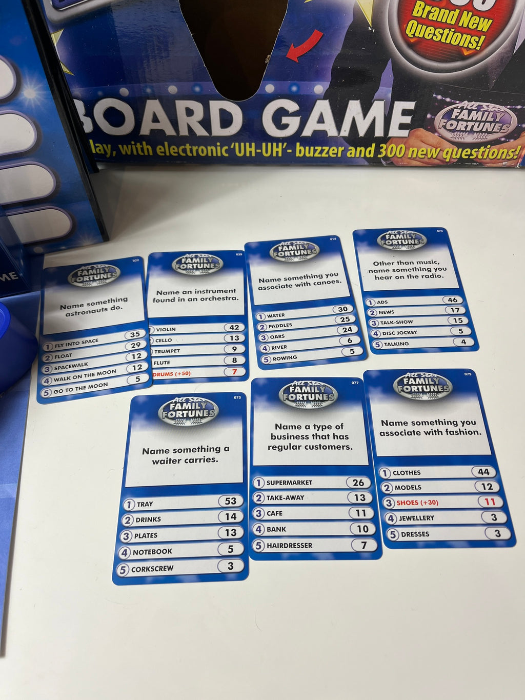 Stalo žaidimas „Family Fortunes“ su elektroniniu buzzer'iu