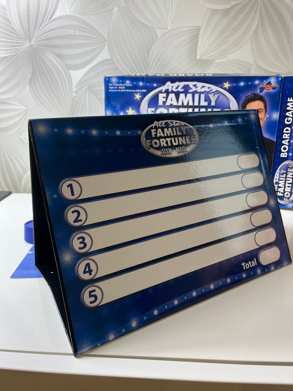 Stalo žaidimas „Family Fortunes“ su elektroniniu buzzer'iu
