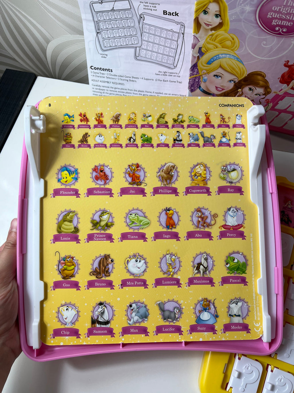 Stalo žaidimas „Guess Who?“ Disney Princess versija – spėliojimo žaidimas vaikams.