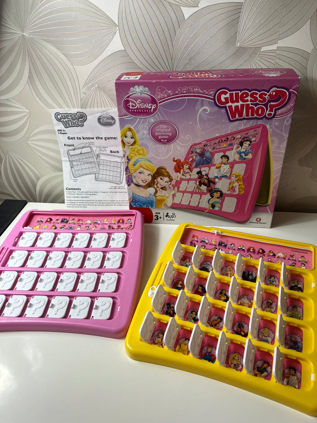 Stalo žaidimas „Guess Who?“ Disney Princess versija – spėliojimo žaidimas vaikams.