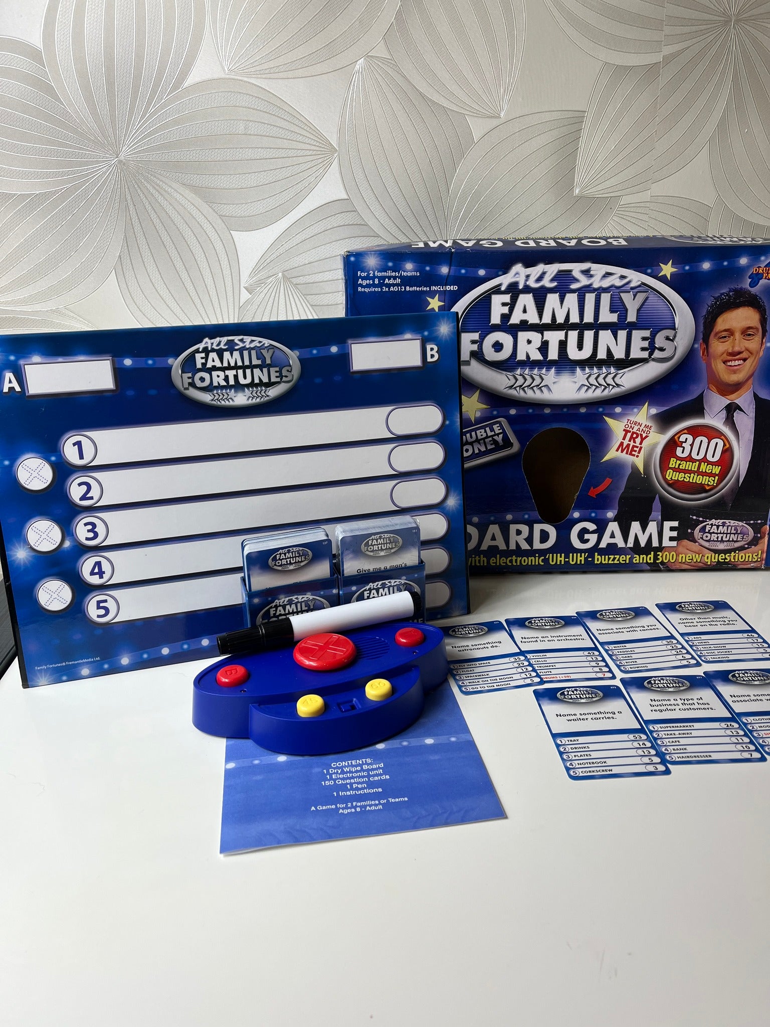 Stalo žaidimas „Family Fortunes“ su elektroniniu buzzer'iu