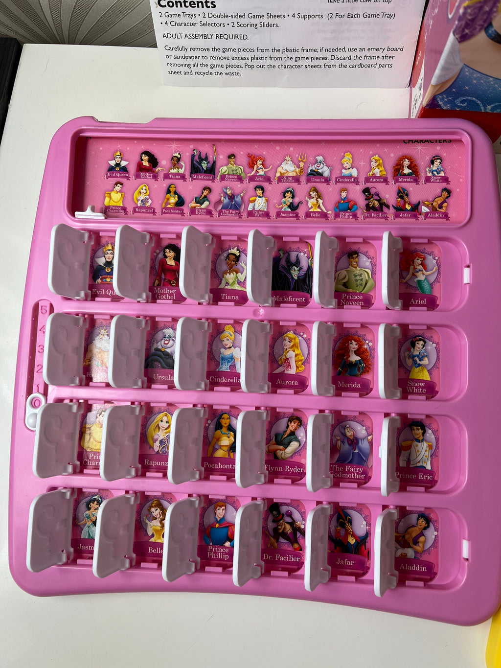 Stalo žaidimas „Guess Who?“ Disney Princess versija – spėliojimo žaidimas vaikams.