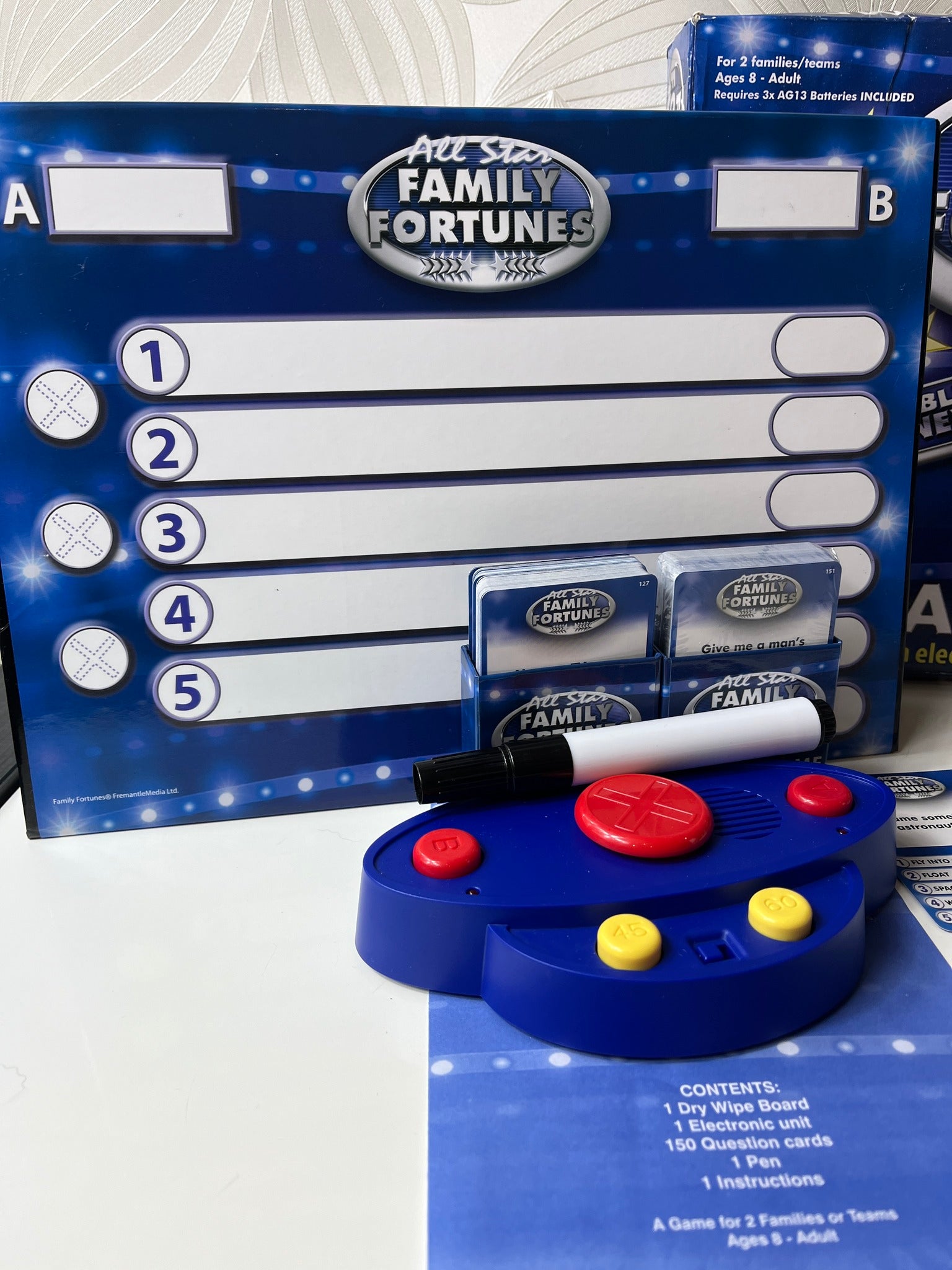 Stalo žaidimas „Family Fortunes“ su elektroniniu buzzer'iu
