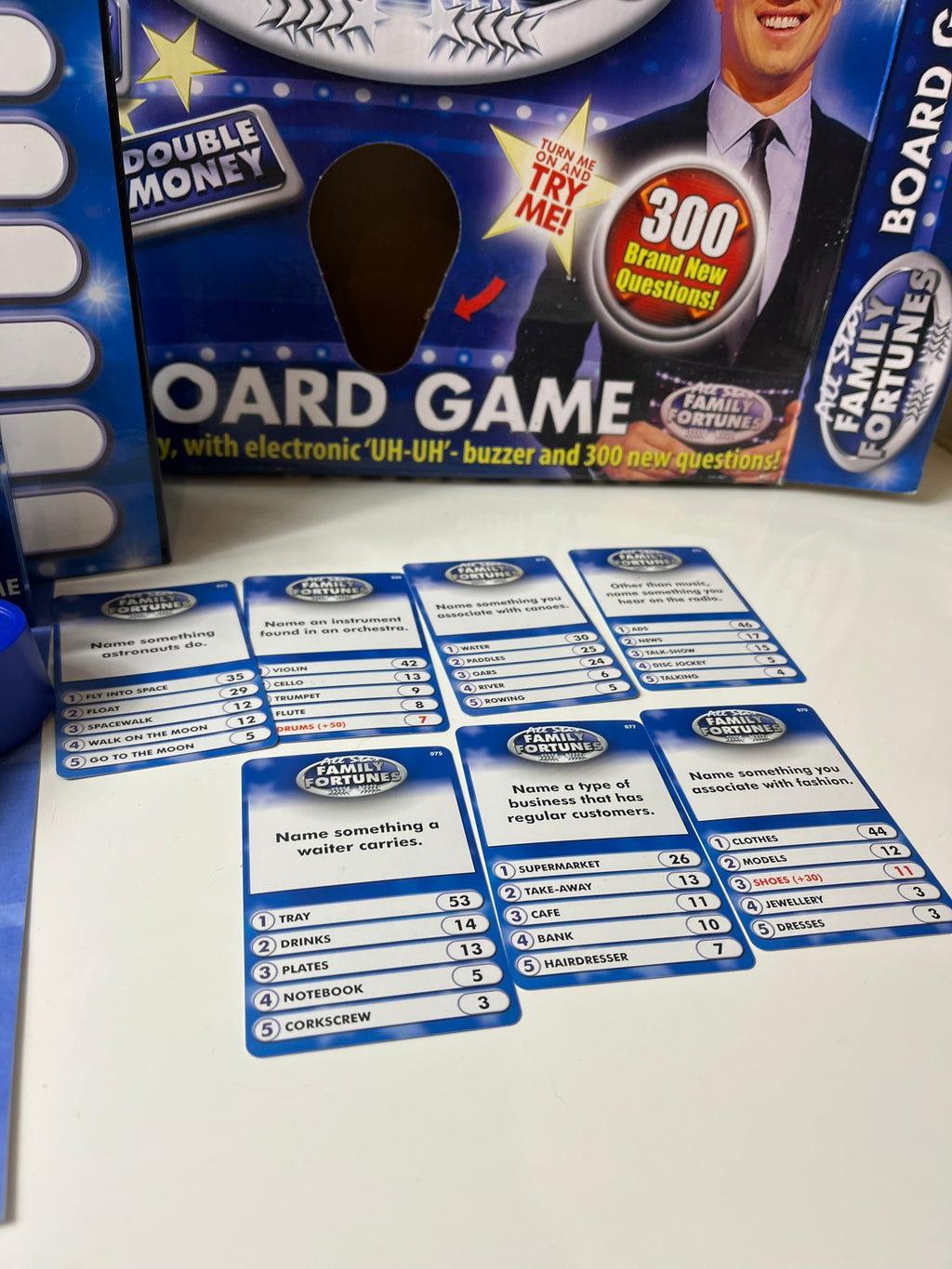 Stalo žaidimas „Family Fortunes“ su elektroniniu buzzer'iu