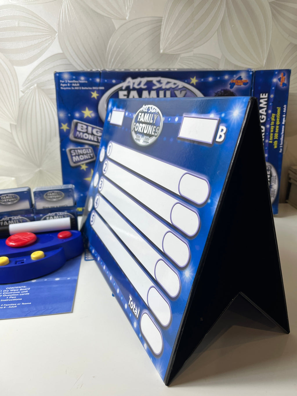 Stalo žaidimas „Family Fortunes“ su elektroniniu buzzer'iu