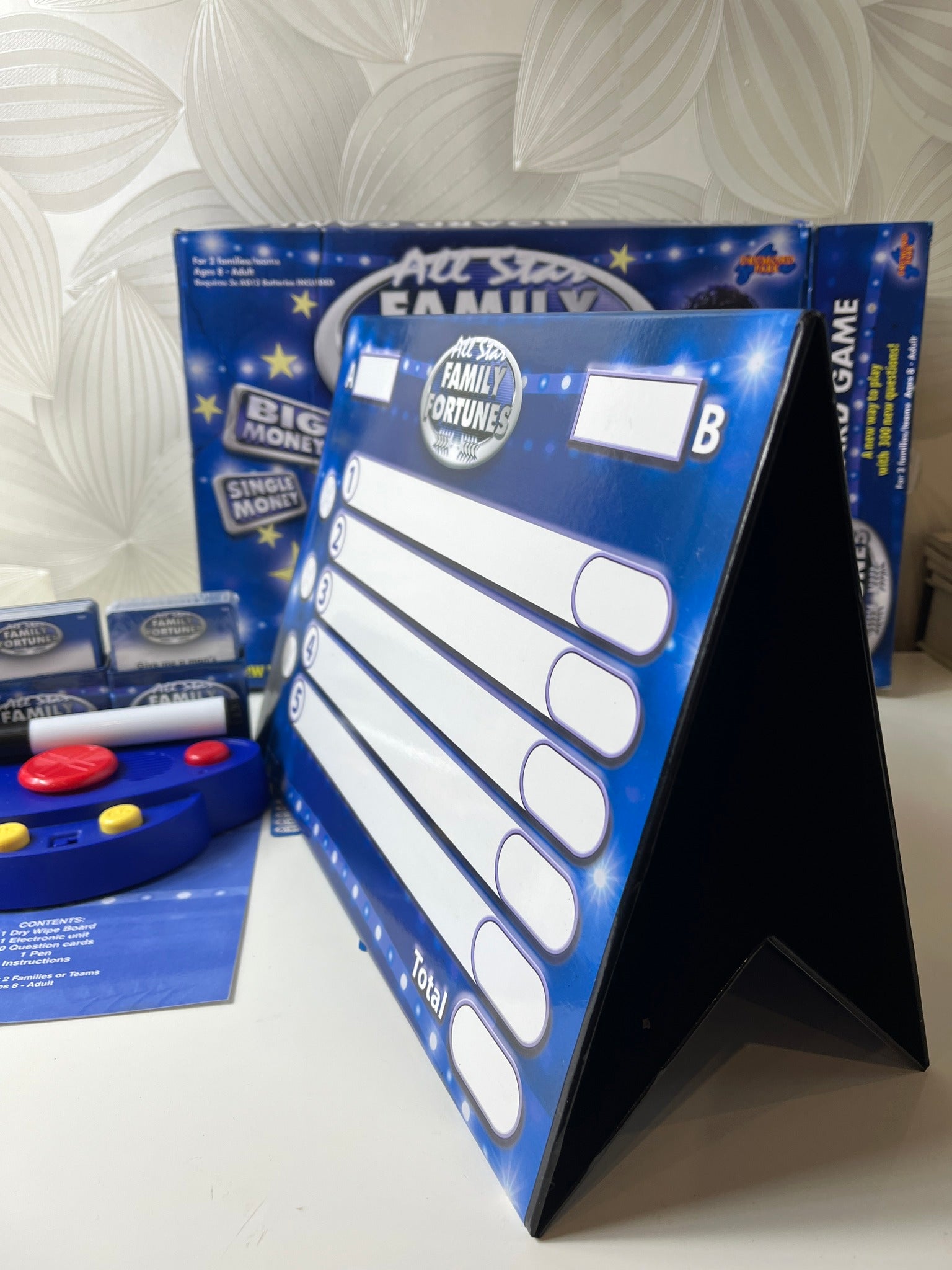 Stalo žaidimas „Family Fortunes“ su elektroniniu buzzer'iu