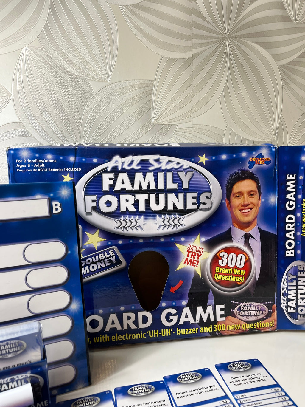 Stalo žaidimas „Family Fortunes“ su elektroniniu buzzer'iu