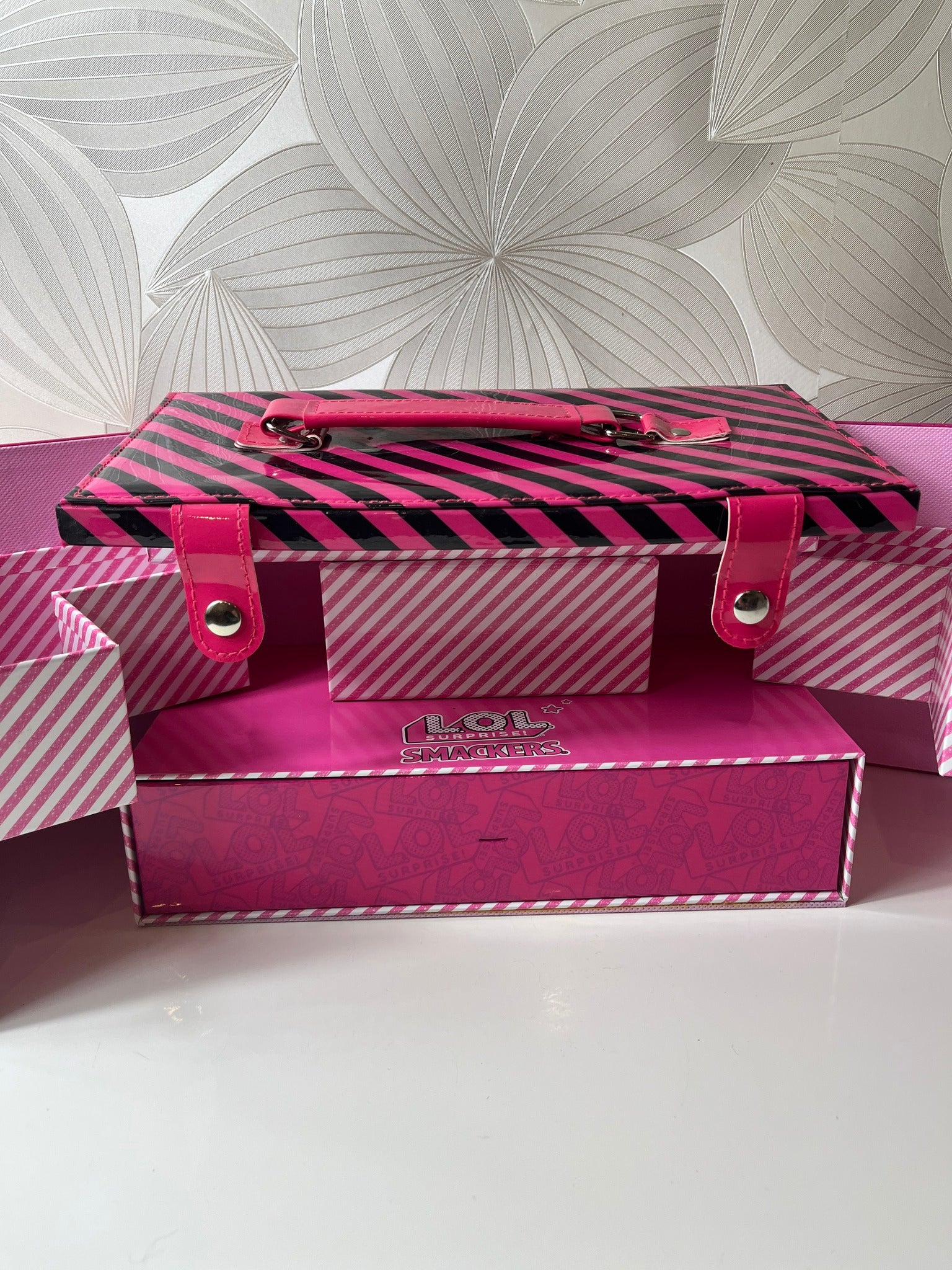 „L.O.L. Surprise“ papuošalų, kosmetikos ar daiktų laikymo dėžutė su stalčiukais