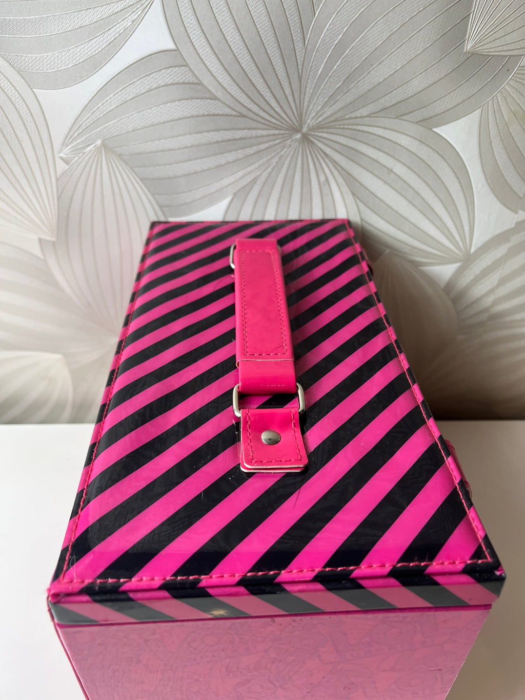 „L.O.L. Surprise“ papuošalų, kosmetikos ar daiktų laikymo dėžutė su stalčiukais