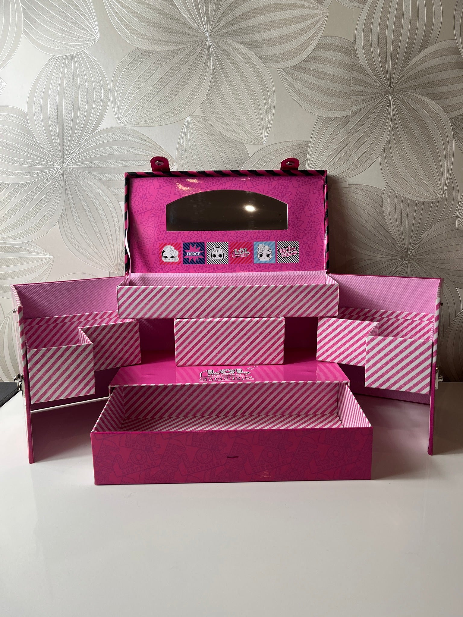 „L.O.L. Surprise“ papuošalų, kosmetikos ar daiktų laikymo dėžutė su stalčiukais