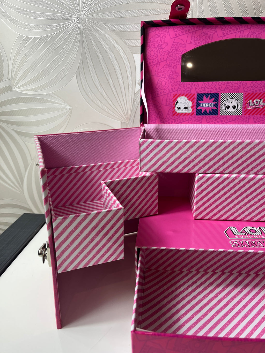 „L.O.L. Surprise“ papuošalų, kosmetikos ar daiktų laikymo dėžutė su stalčiukais