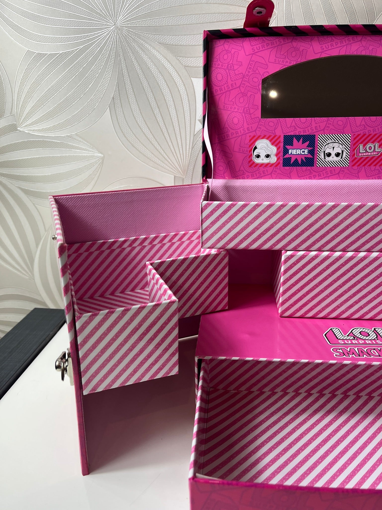 „L.O.L. Surprise“ papuošalų, kosmetikos ar daiktų laikymo dėžutė su stalčiukais