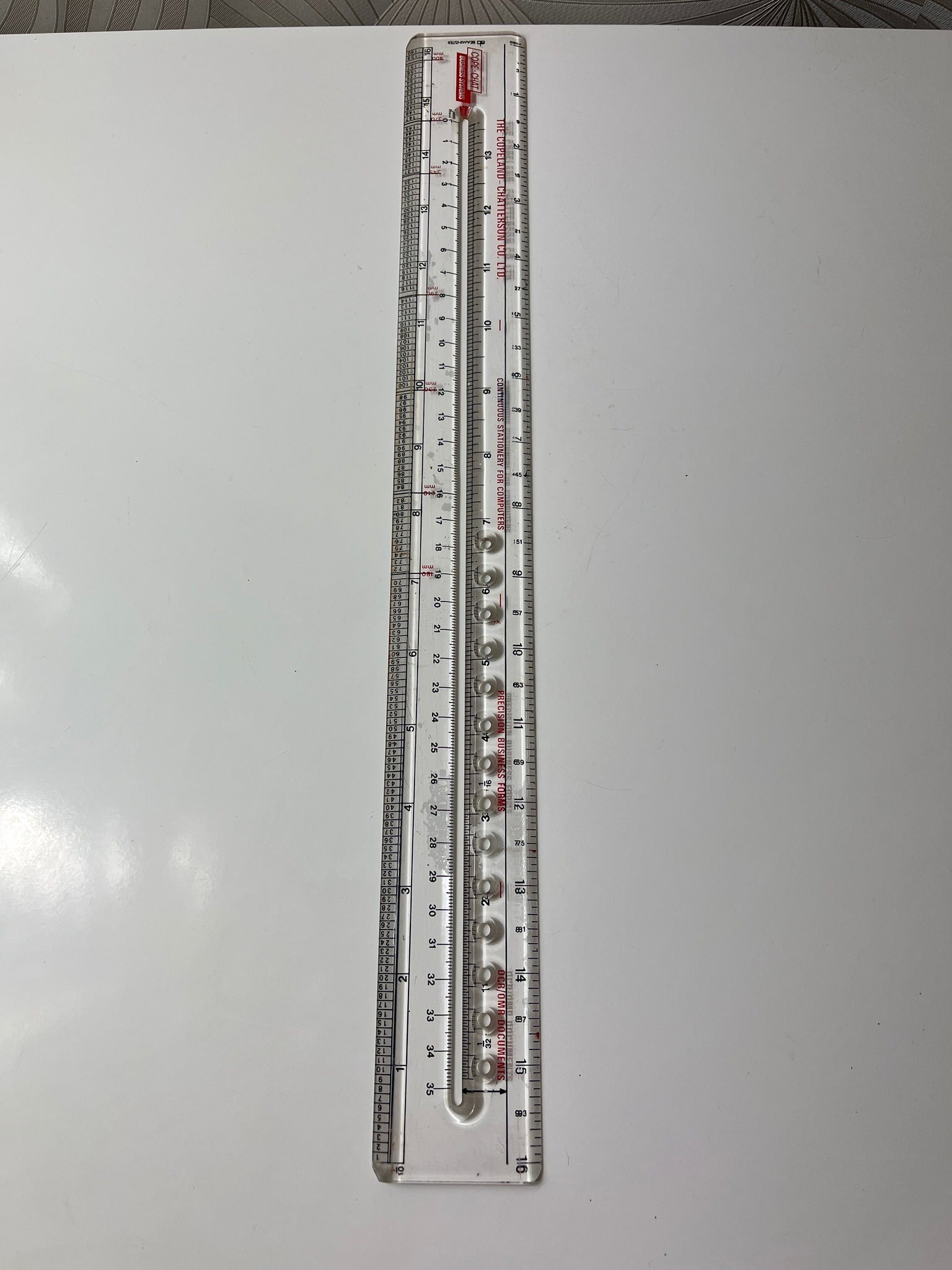 Ilga liniuotė su skirtingais matmenimis