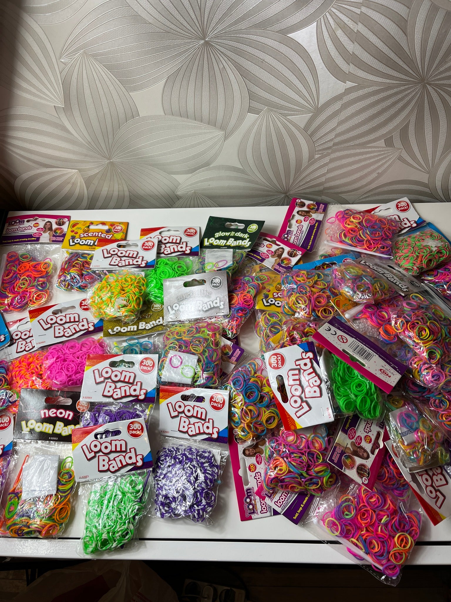 „Rainbow Loom“ apyrankių pynimo rinkinys su 44 vnt. pakelių gumyčių po 300 vnt.