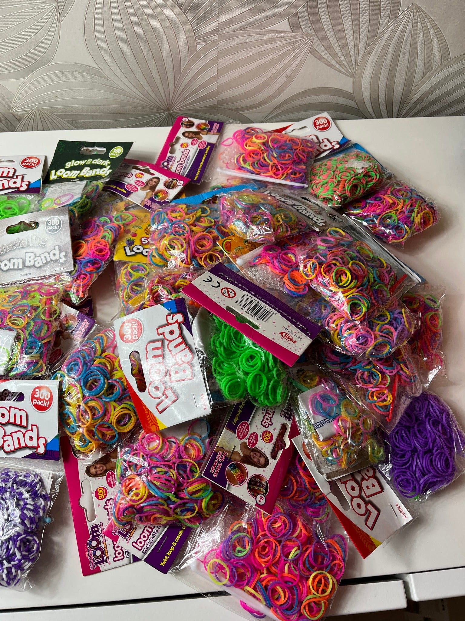 „Rainbow Loom“ apyrankių pynimo rinkinys su 44 vnt. pakelių gumyčių po 300 vnt.