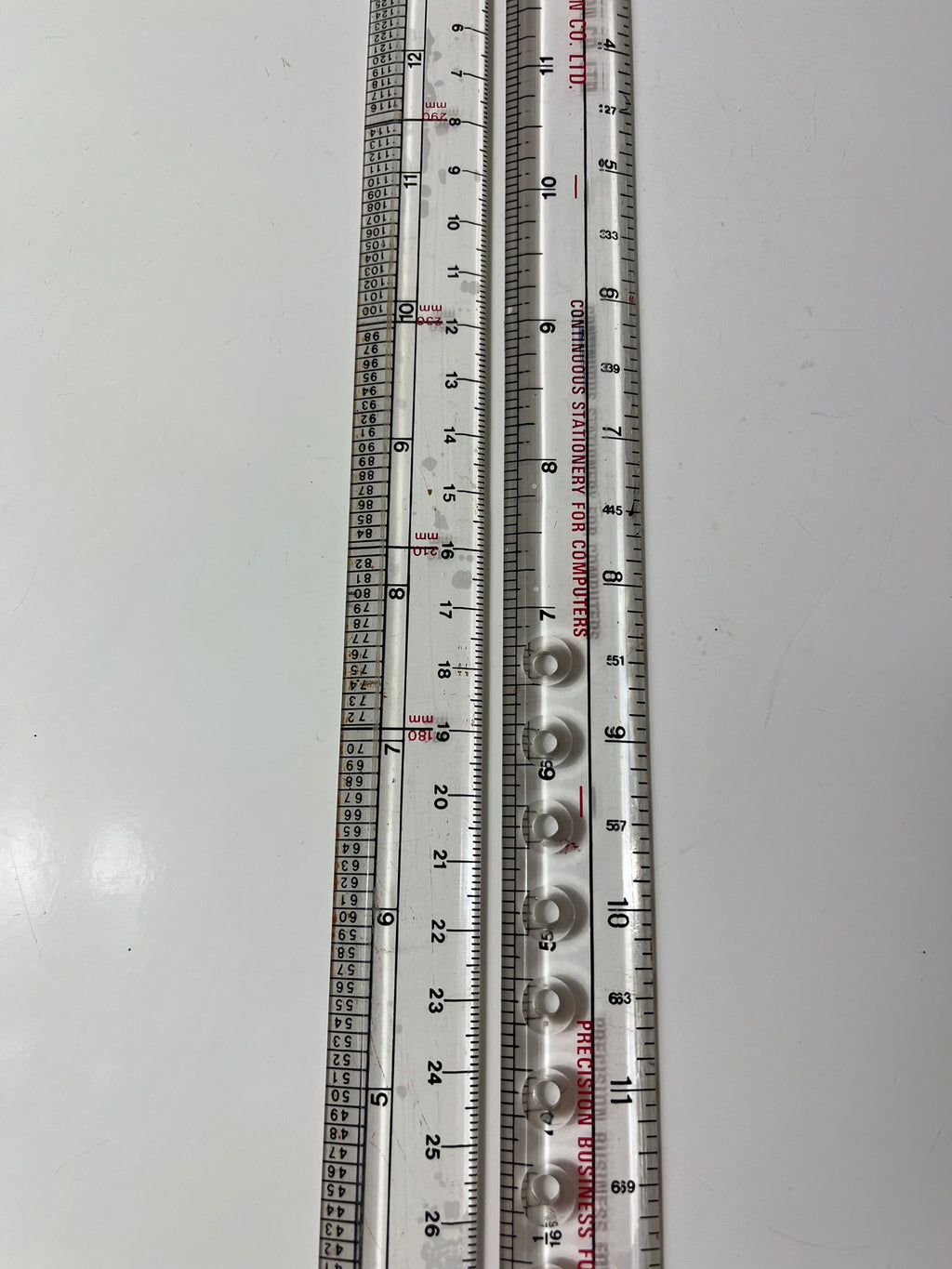 Ilga liniuotė su skirtingais matmenimis