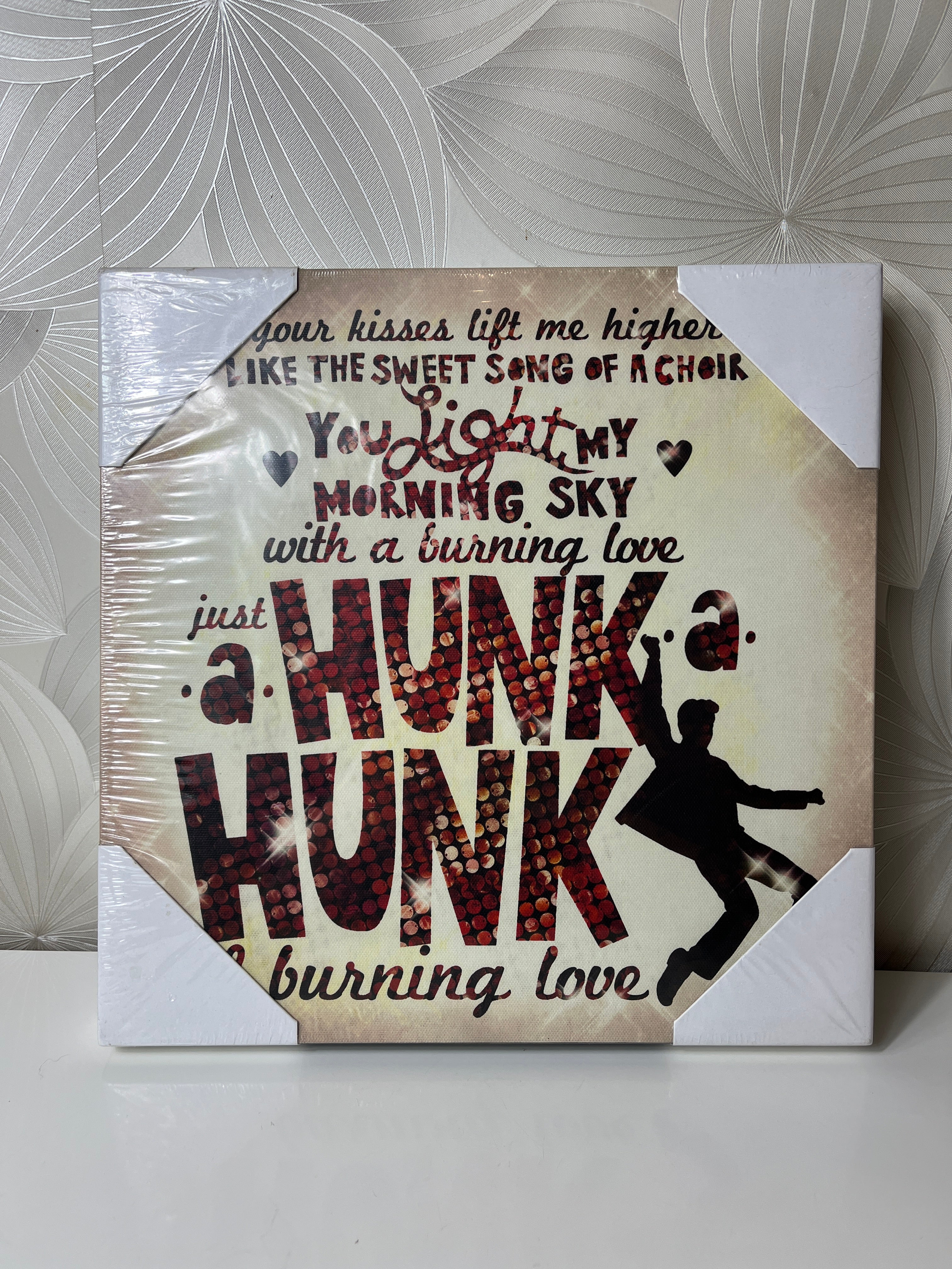 Elvis Presley paveikslėlis su užrašu „Hunk a Hunk Burning Love“