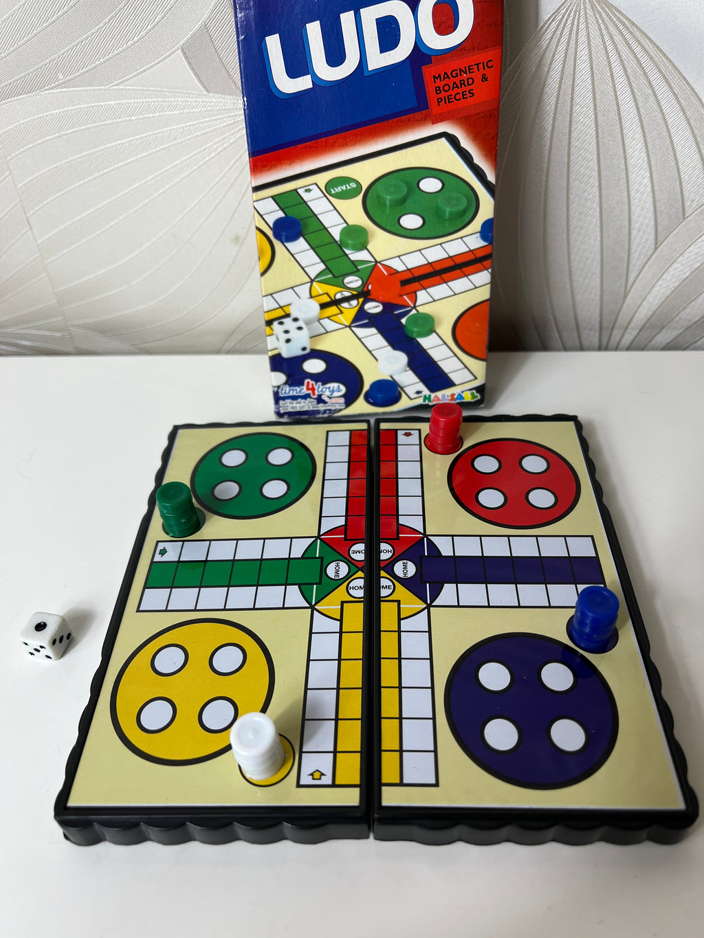 Stalo žaidimas „Ludo“ su magnetinėmis figūrėlėmis