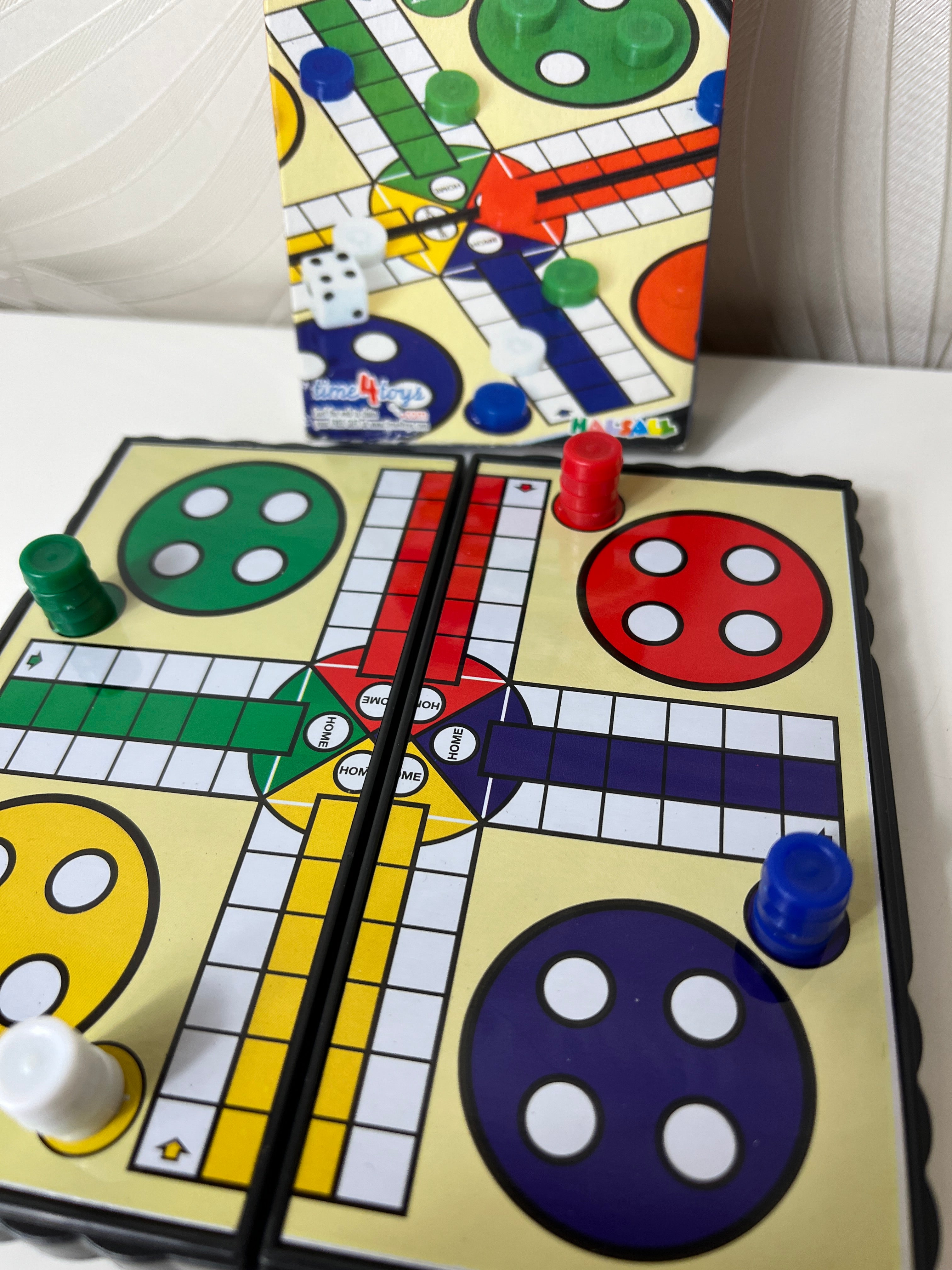 Stalo žaidimas „Ludo“ su magnetinėmis figūrėlėmis