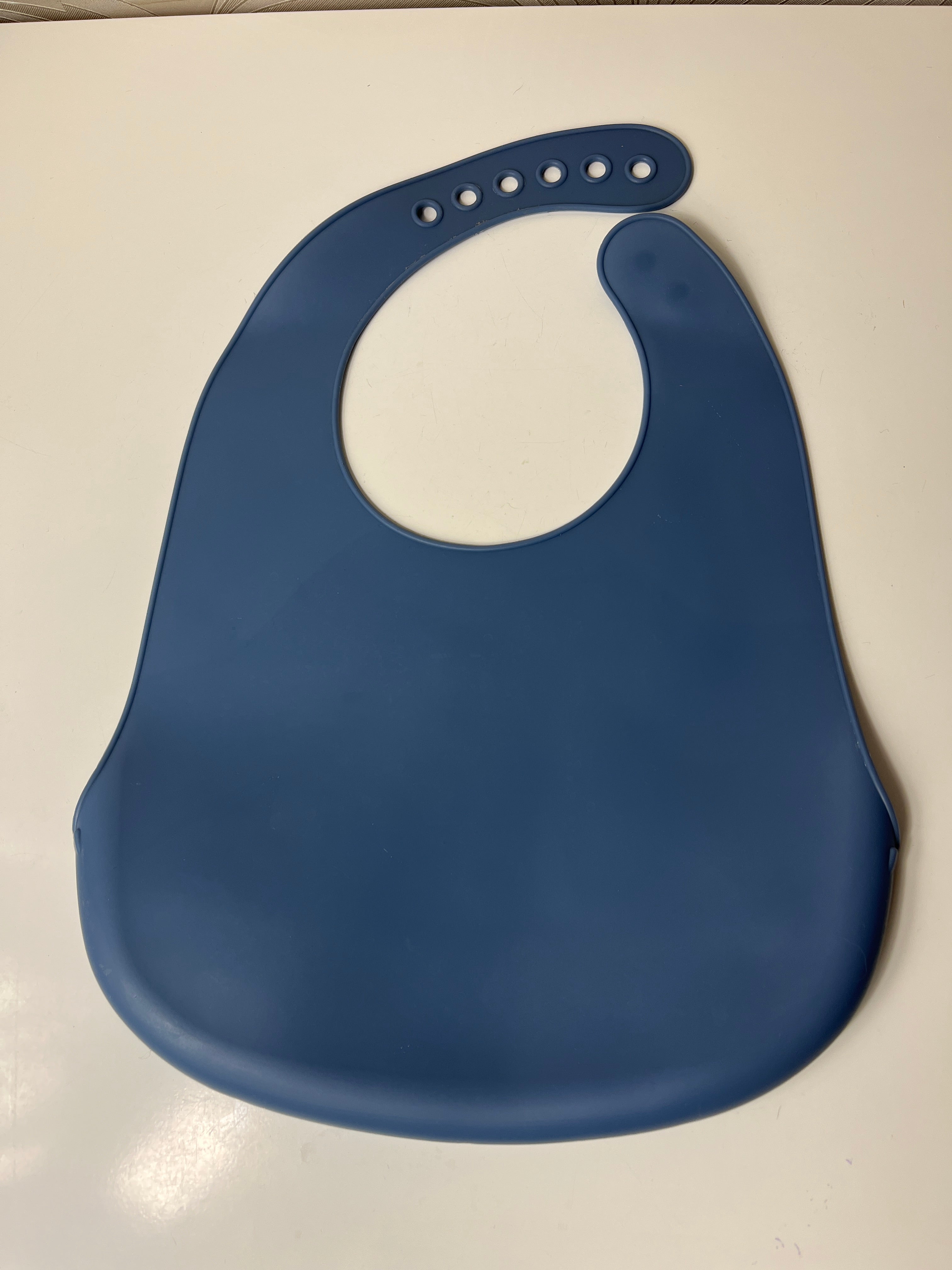 Mėlynas silikoninis seilinukas vaikui