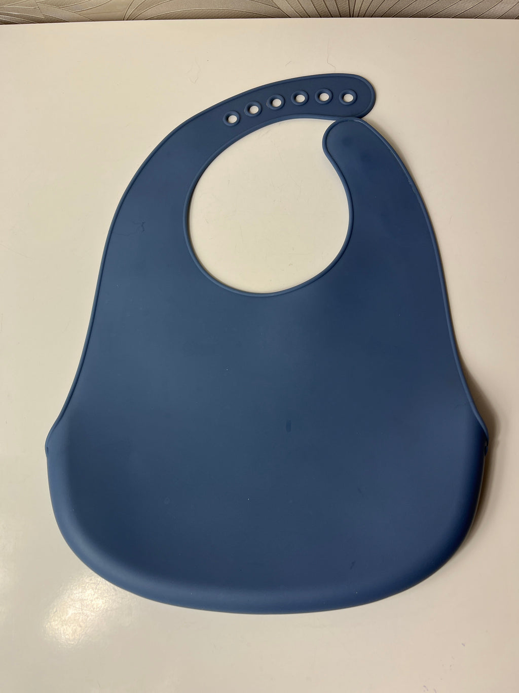 Mėlynas silikoninis seilinukas vaikui su raketomis