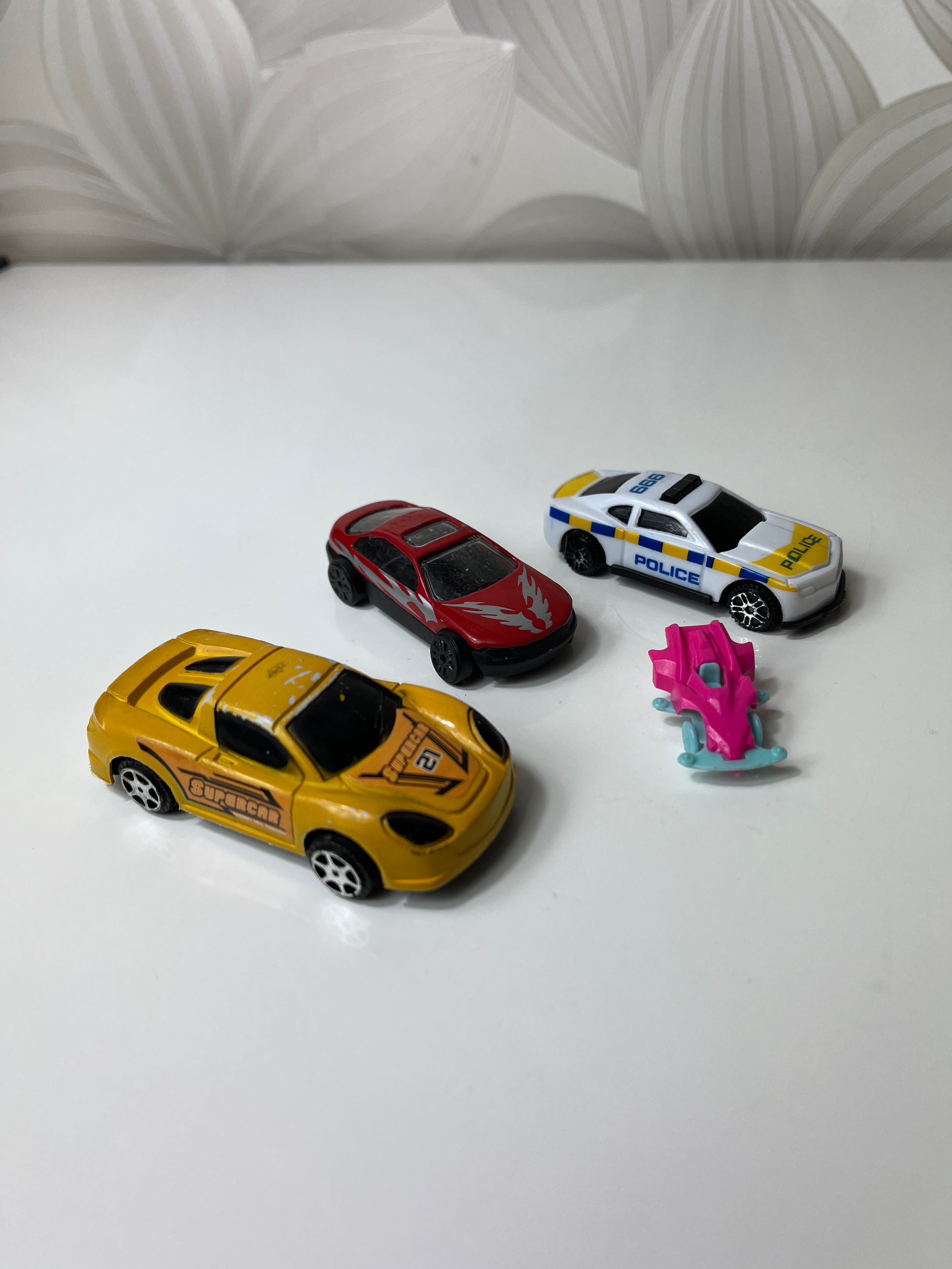 Mini žaisliniai automobiliukai (4 vnt.)