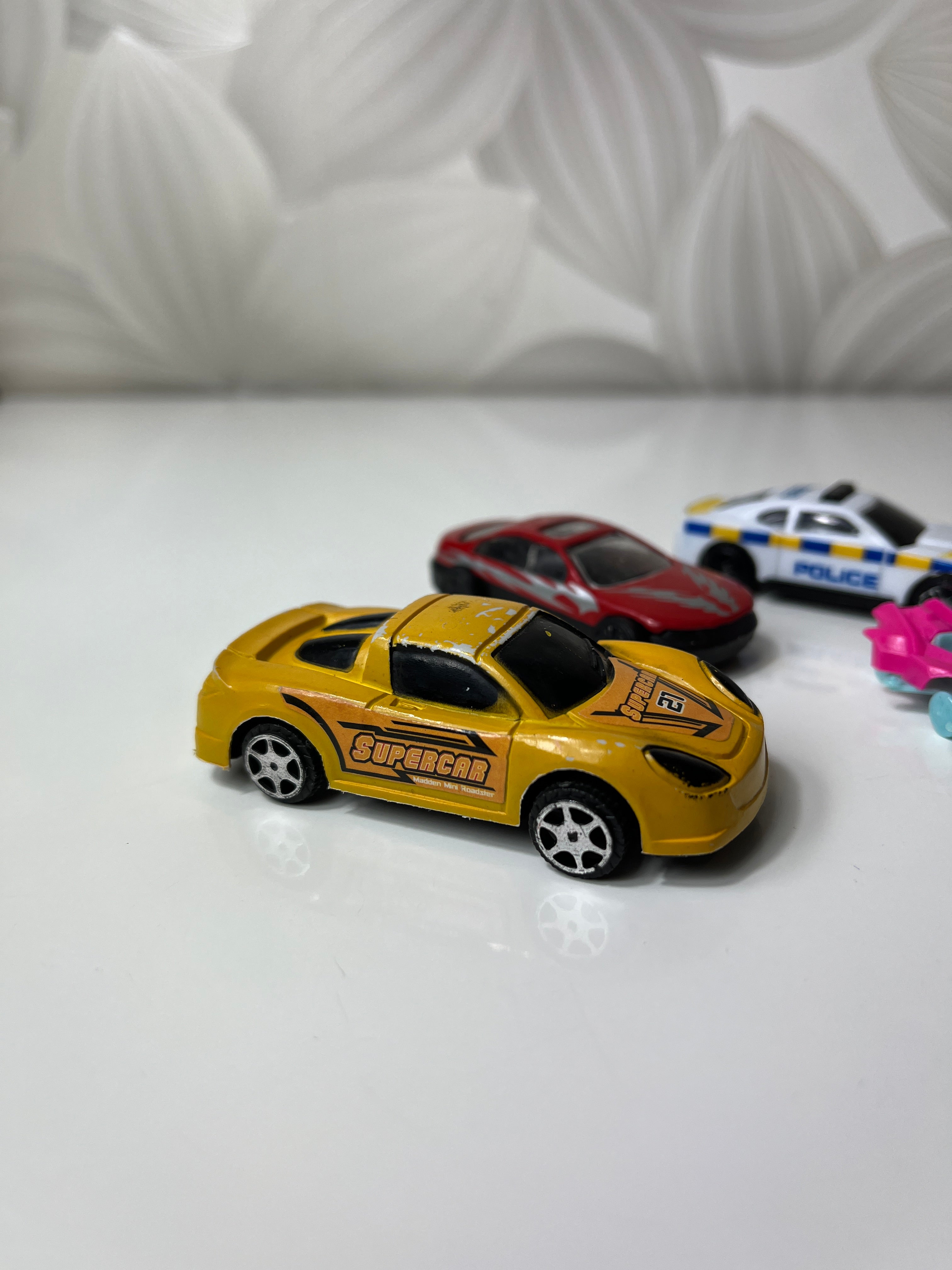 Mini žaisliniai automobiliukai (4 vnt.)