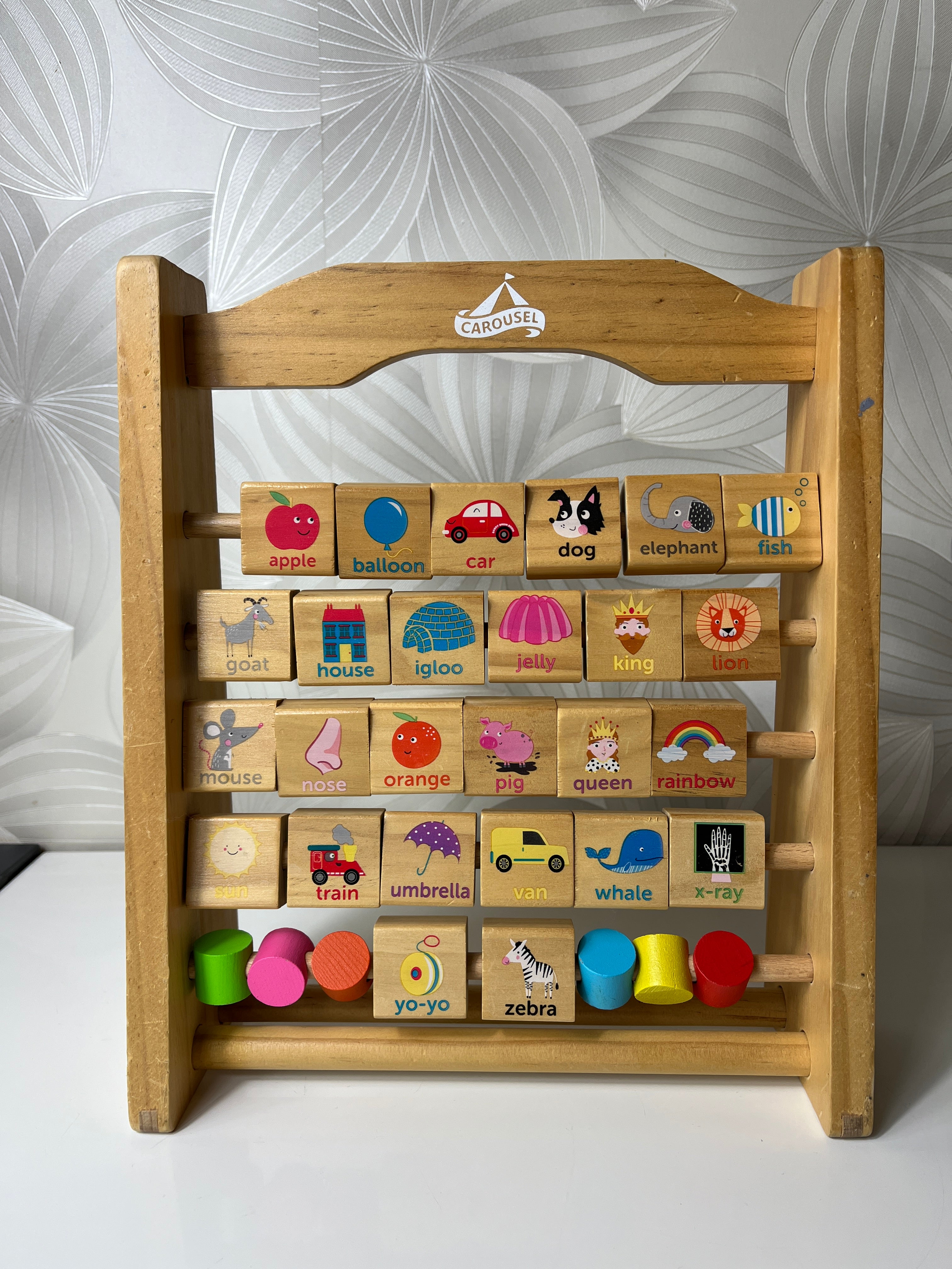 Medinis lavinamasis žaislas su raidėmis ir paveikslėliais