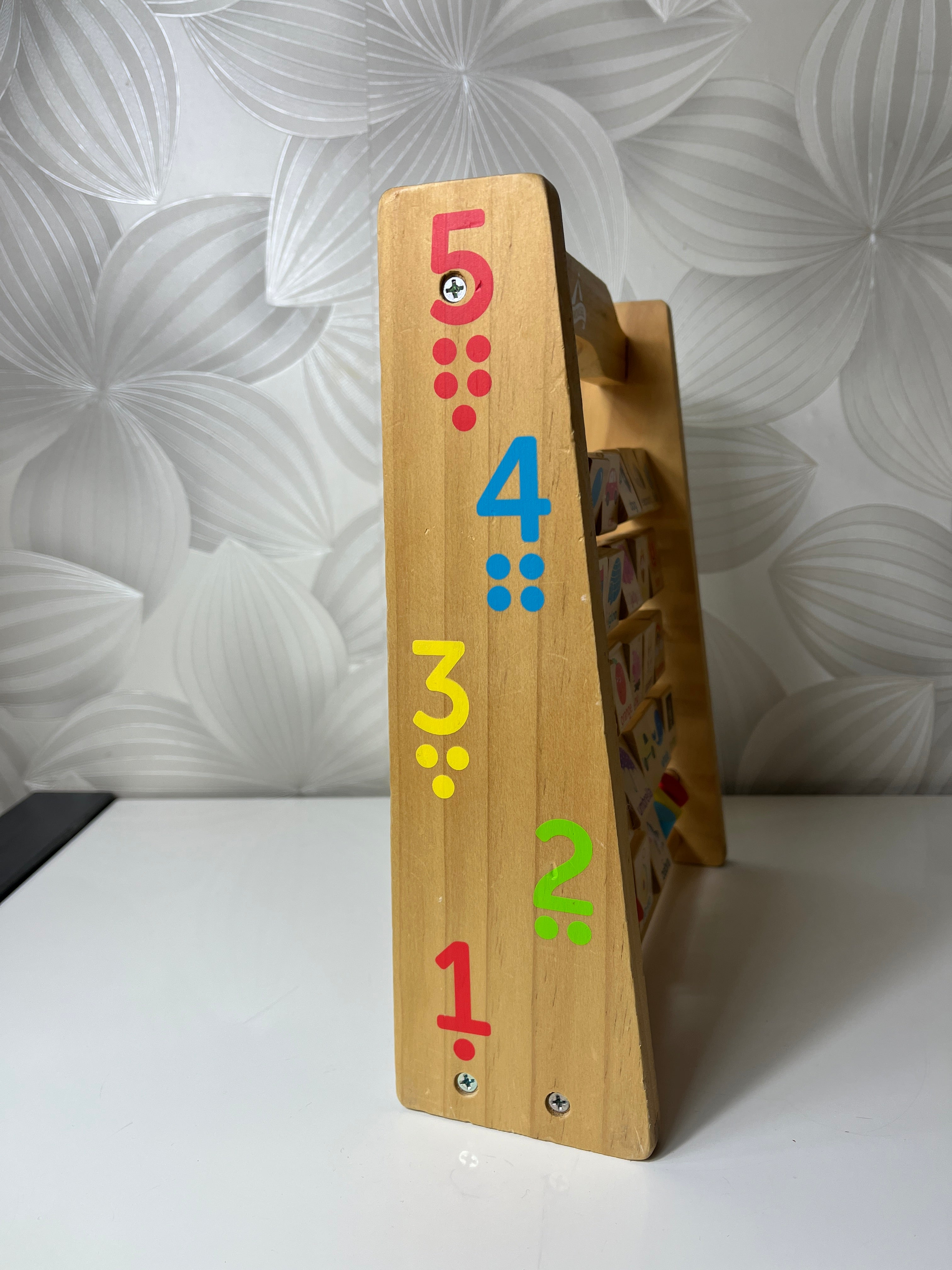 Medinis lavinamasis žaislas su raidėmis ir paveikslėliais