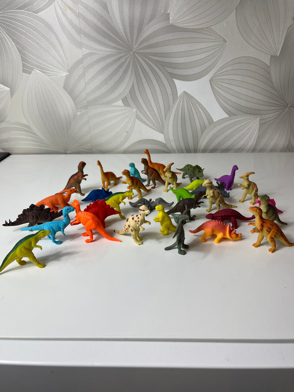 Nedidelių žaislinių dinozaurų kolekcija