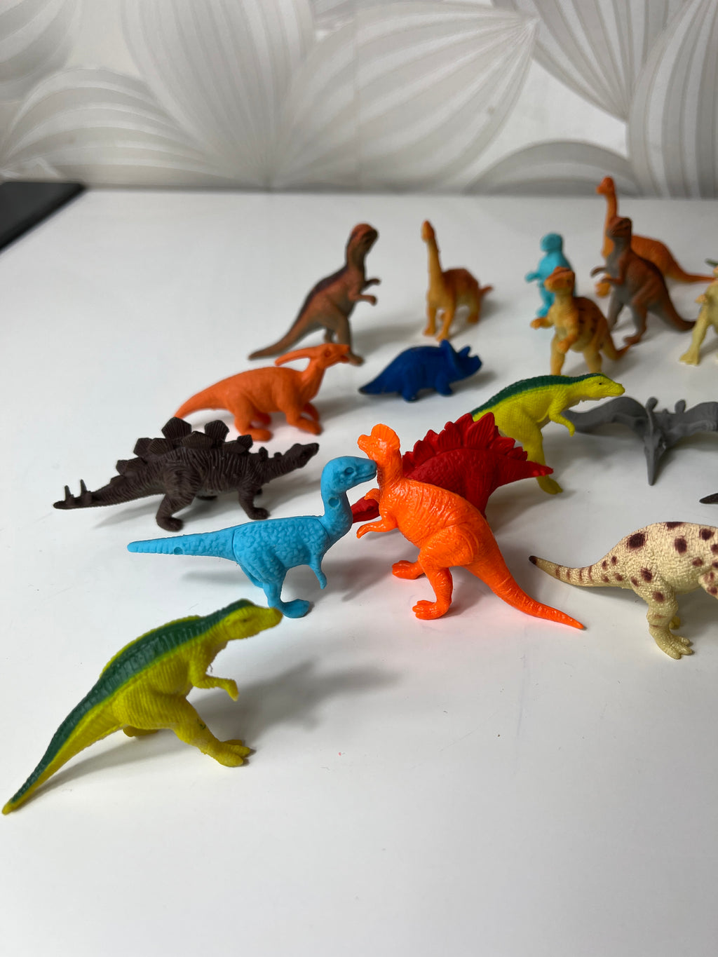 Nedidelių žaislinių dinozaurų kolekcija