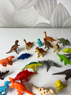 Nedidelių žaislinių dinozaurų kolekcija