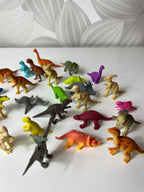 Nedidelių žaislinių dinozaurų kolekcija