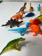 Nedidelių žaislinių dinozaurų kolekcija