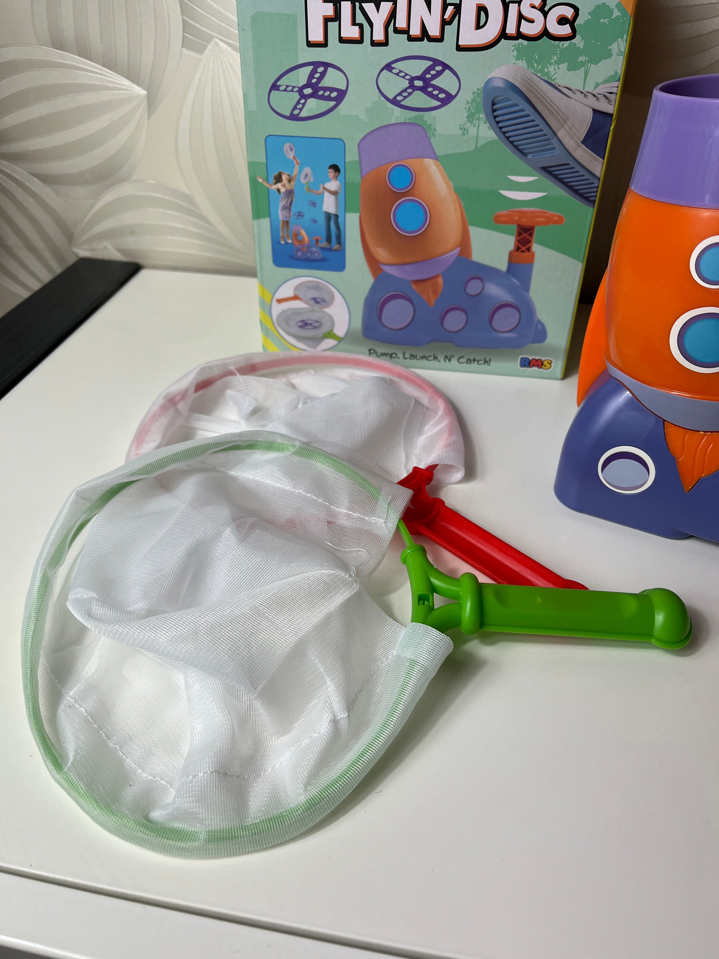Žaidimas „Catch A Flyin’ Disc“ su diskų paleidimo aparatu