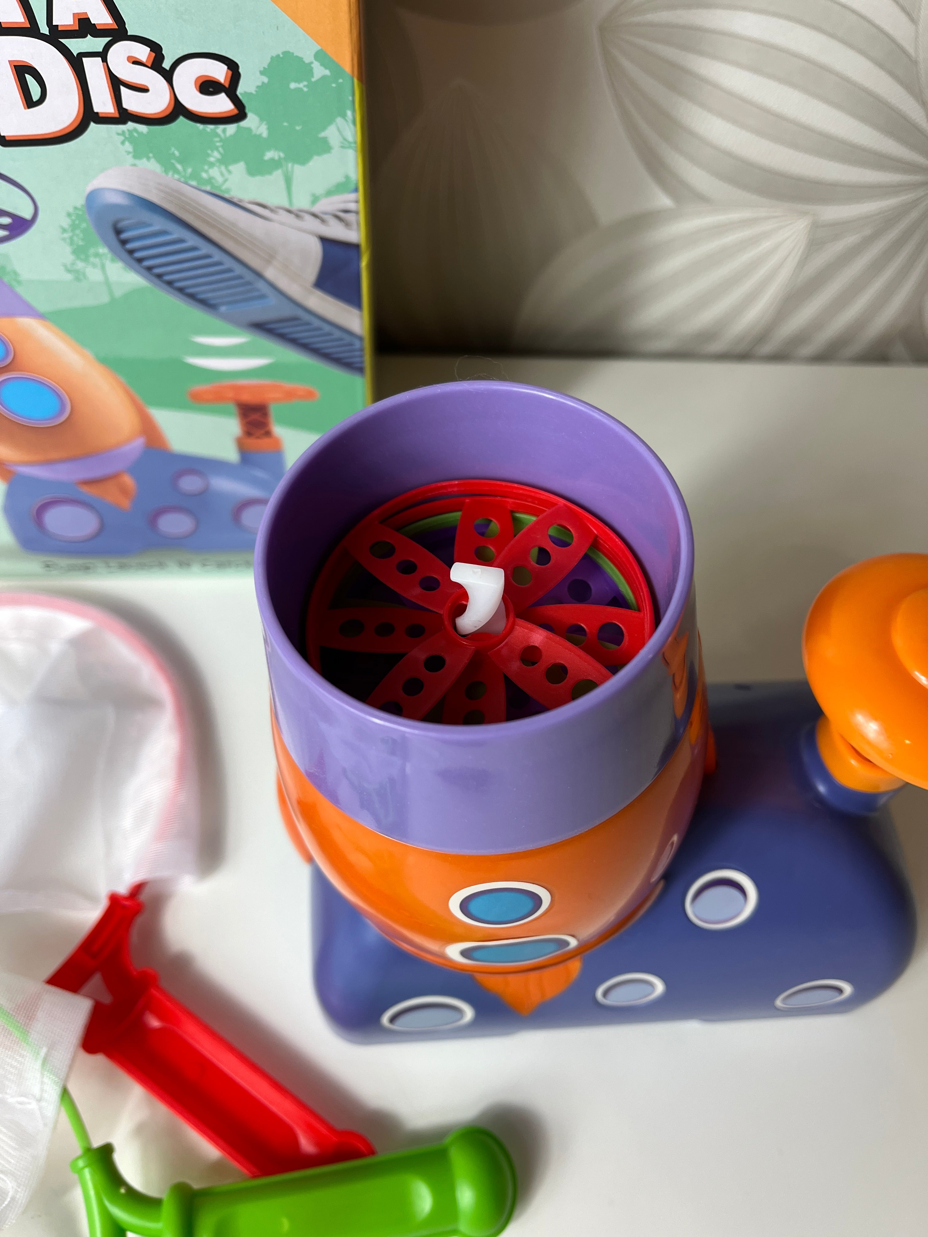 Žaidimas „Catch A Flyin’ Disc“ su diskų paleidimo aparatu