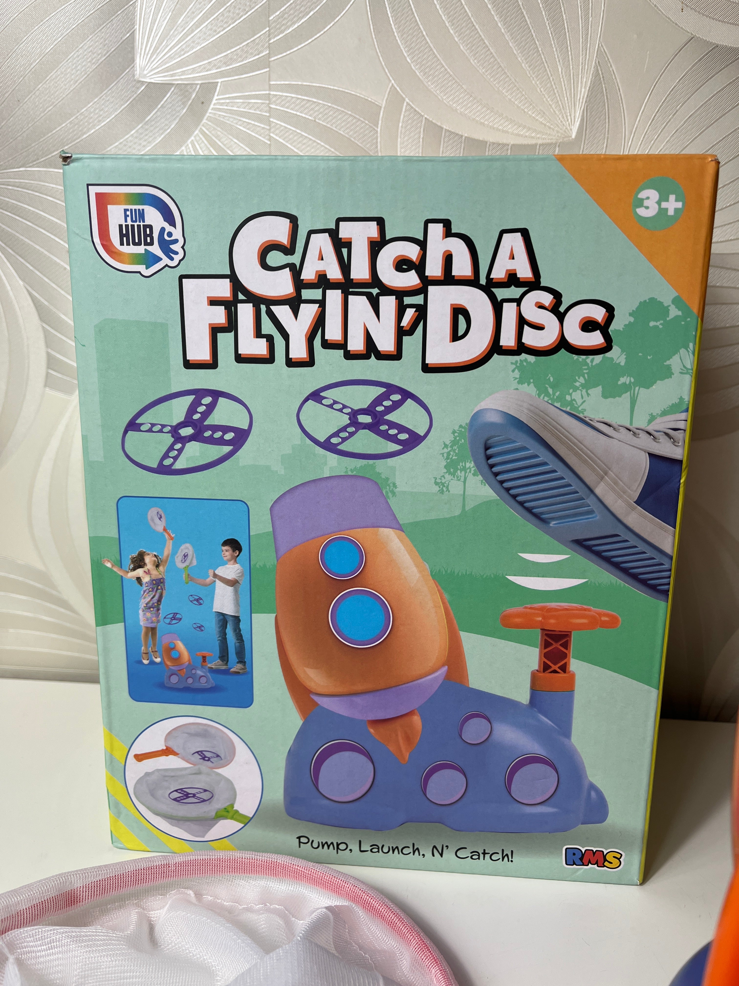 Žaidimas „Catch A Flyin’ Disc“ su diskų paleidimo aparatu
