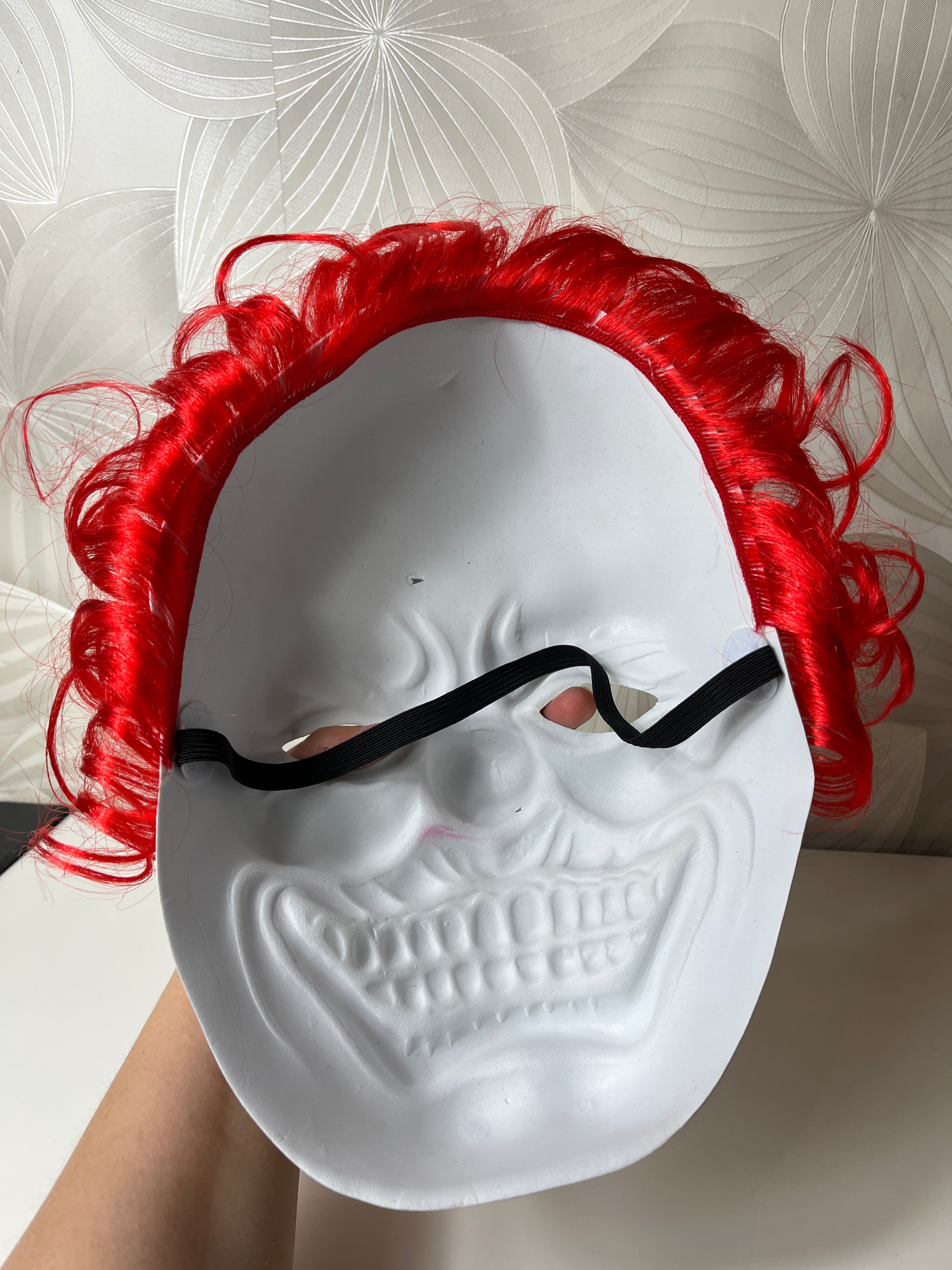 Karnavalinė klouno kaukė su raudonais garbanotais plaukais