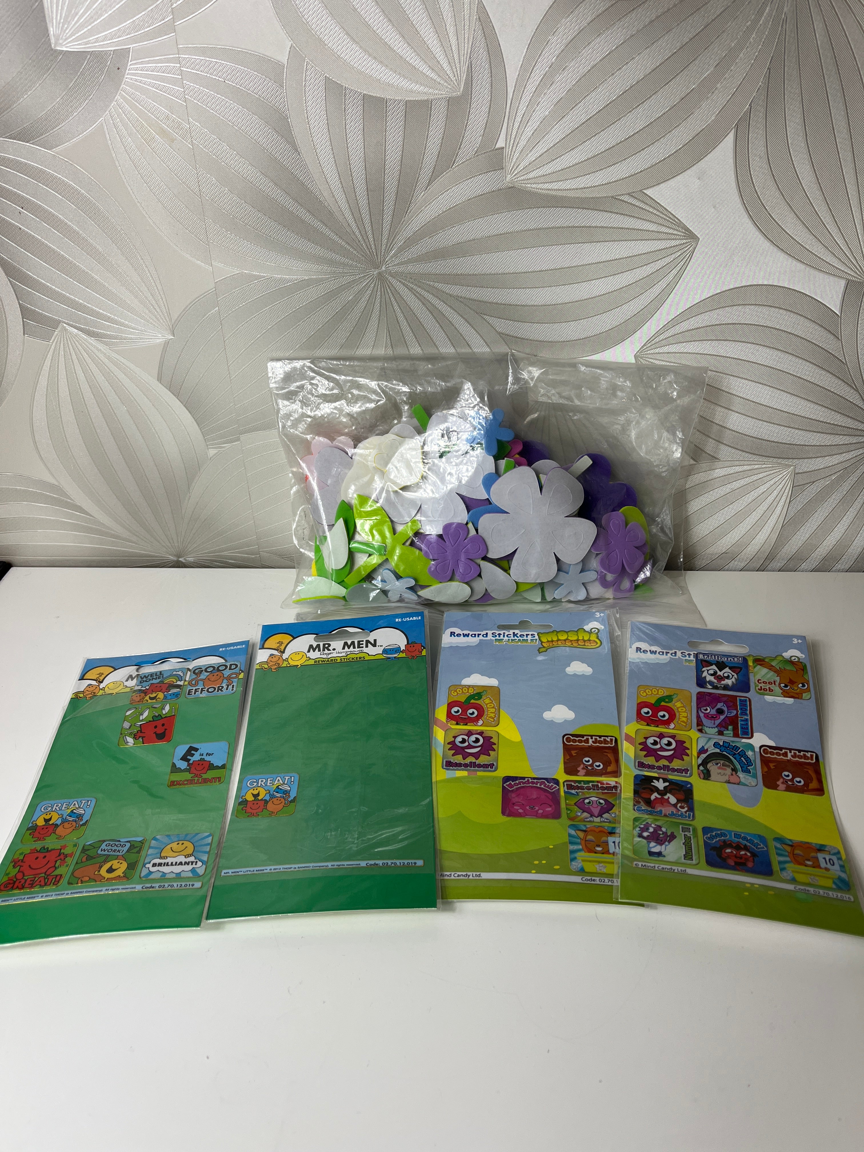 Spalvoti gėlių ir motyvuojantys lipdukai