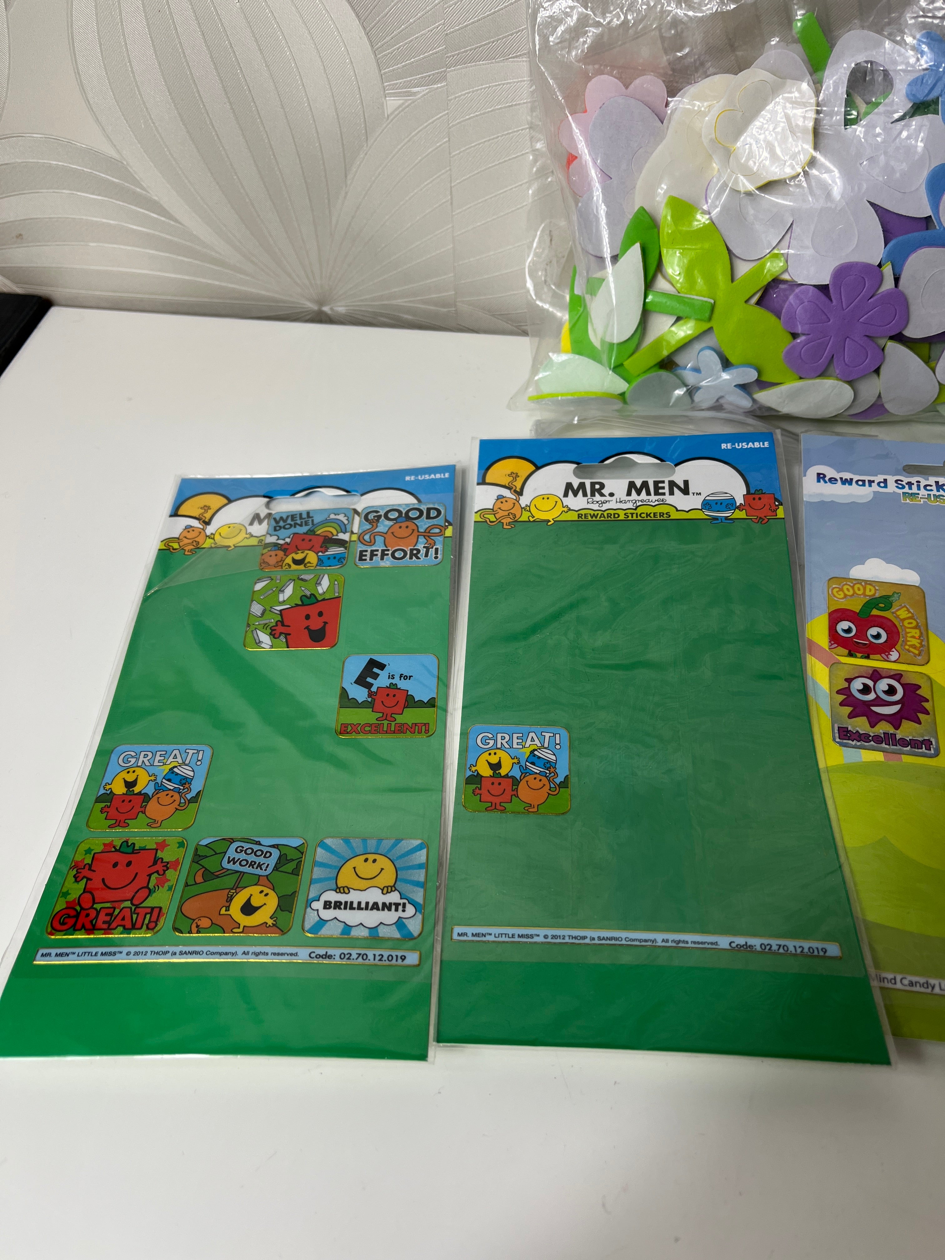 Spalvoti gėlių ir motyvuojantys lipdukai