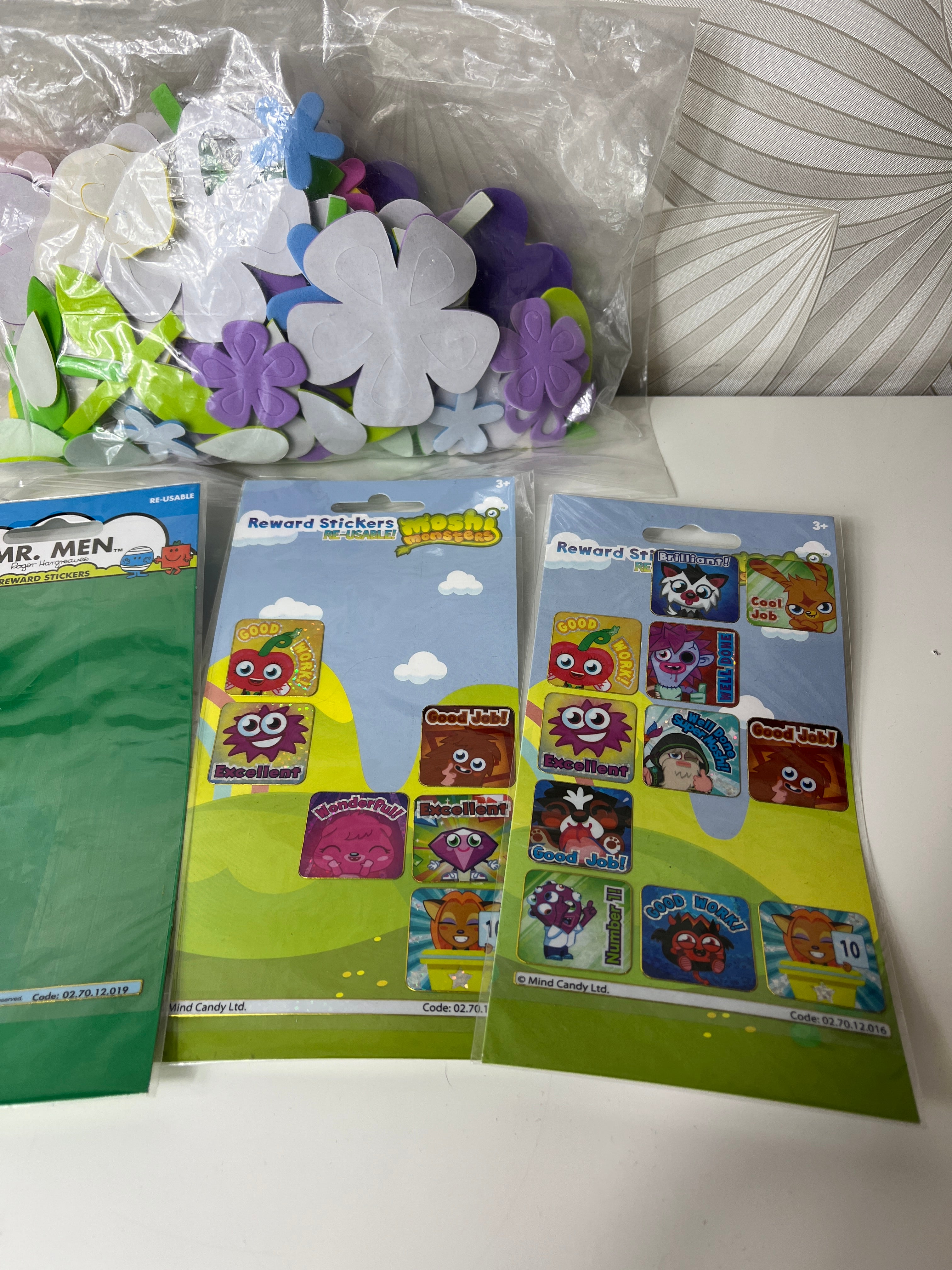 Spalvoti gėlių ir motyvuojantys lipdukai