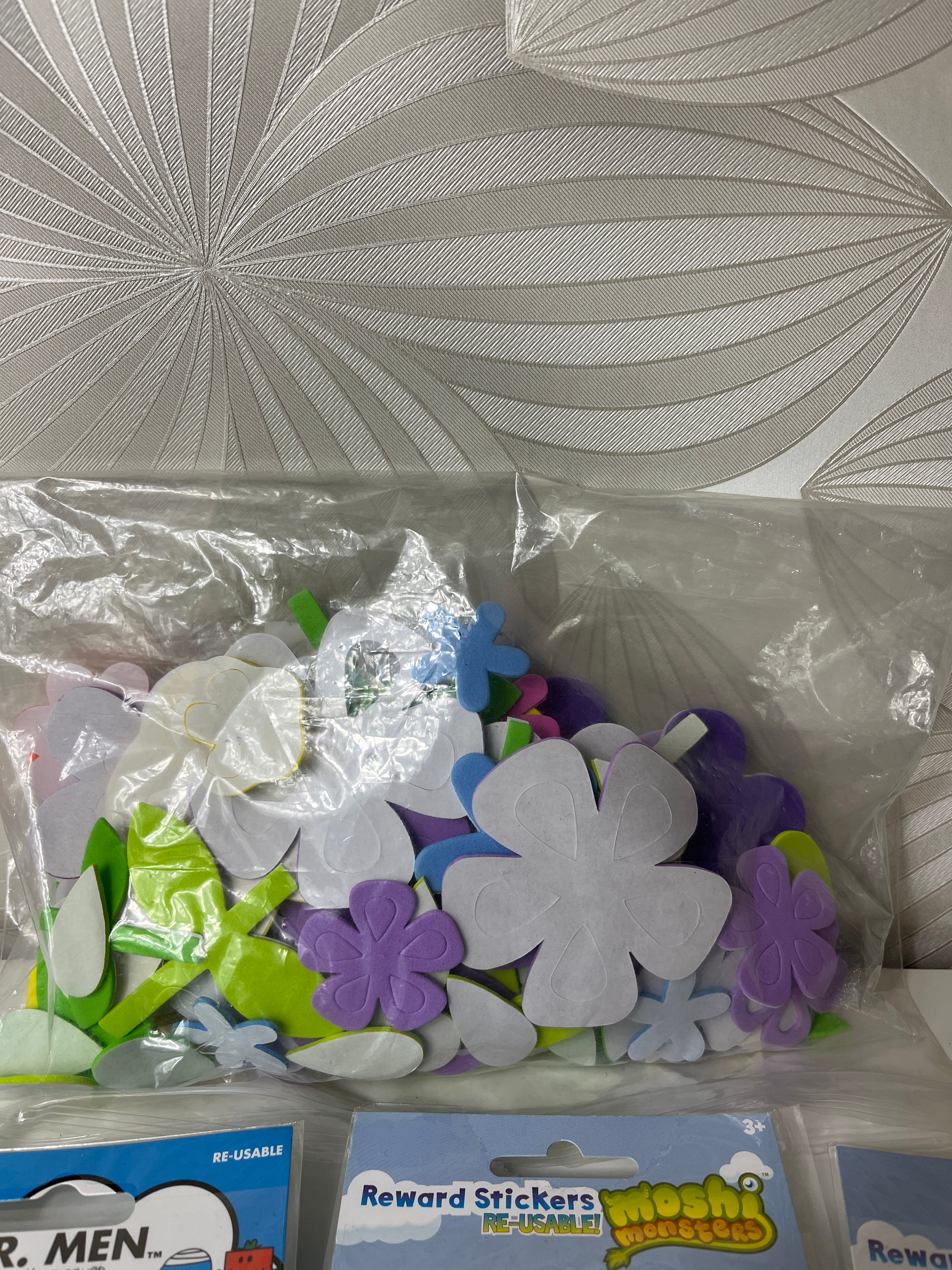 Spalvoti gėlių ir motyvuojantys lipdukai