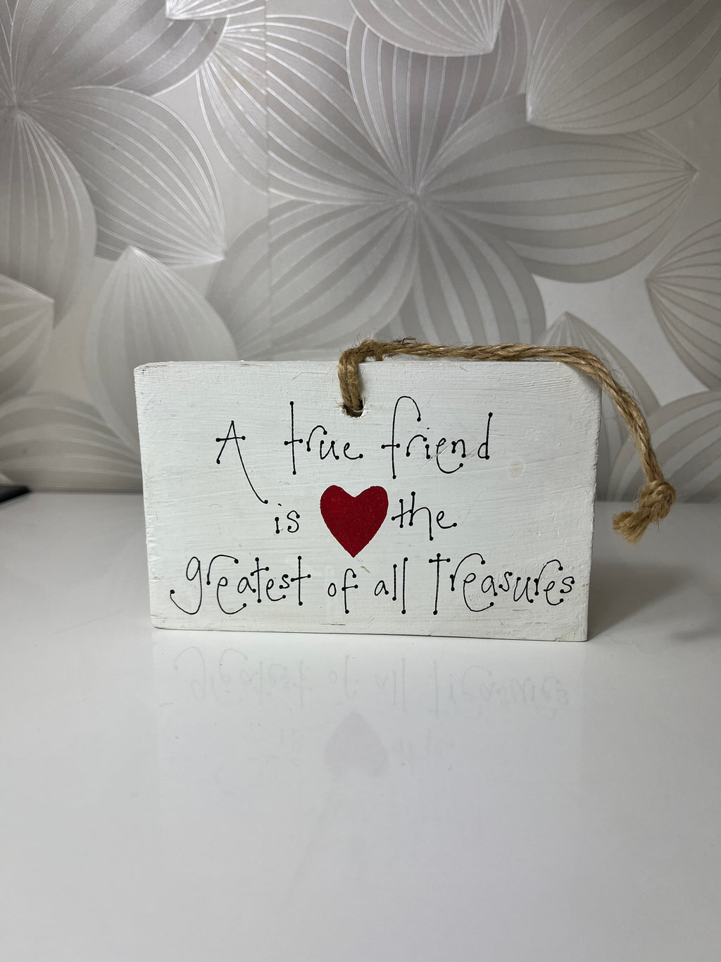 Pakabinama dekoracija „A true friend is the greatest of all treasures“