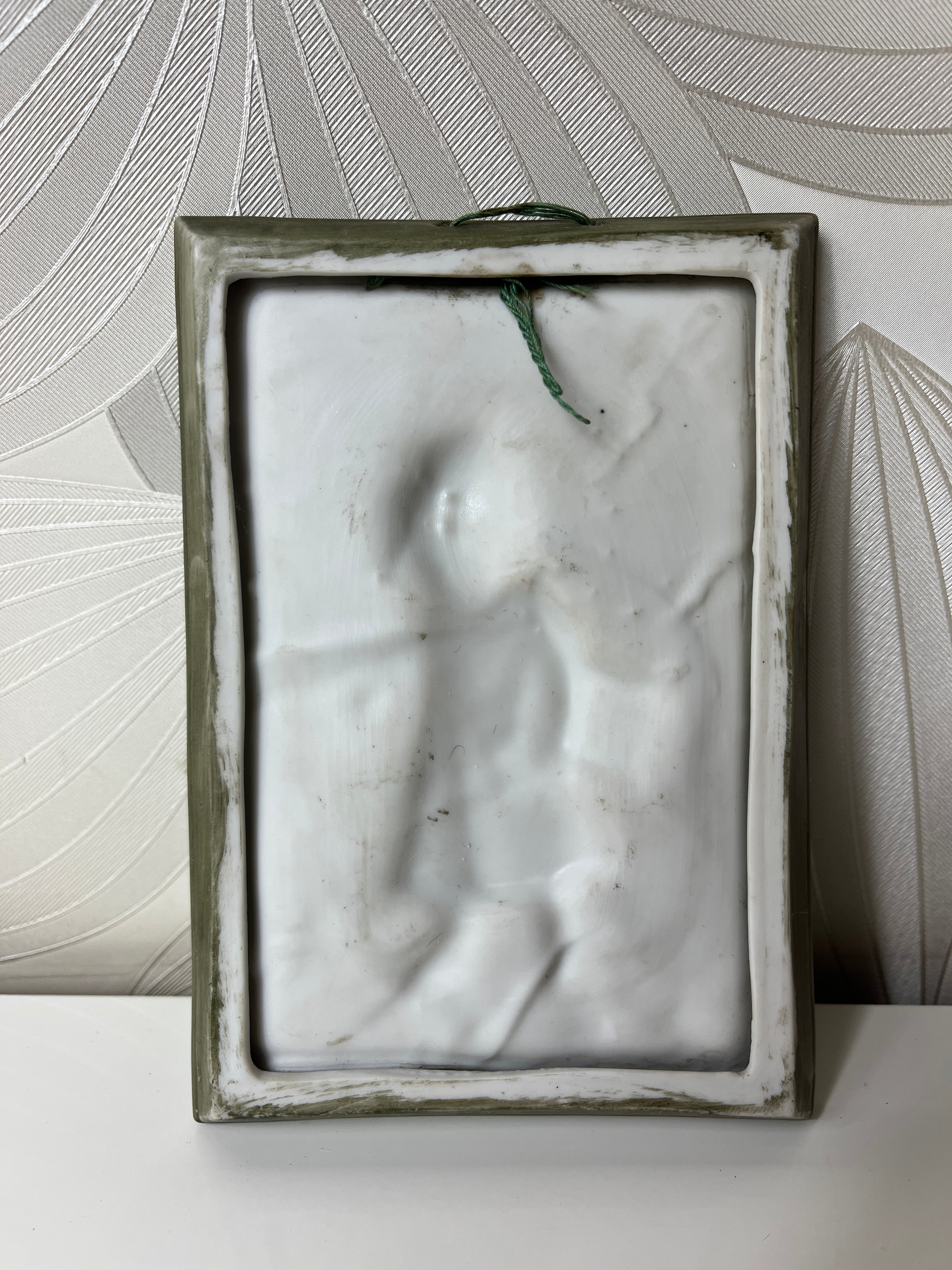 Dekoratyvinis keramikinis paveikslėlis „Vaikas su knyga“