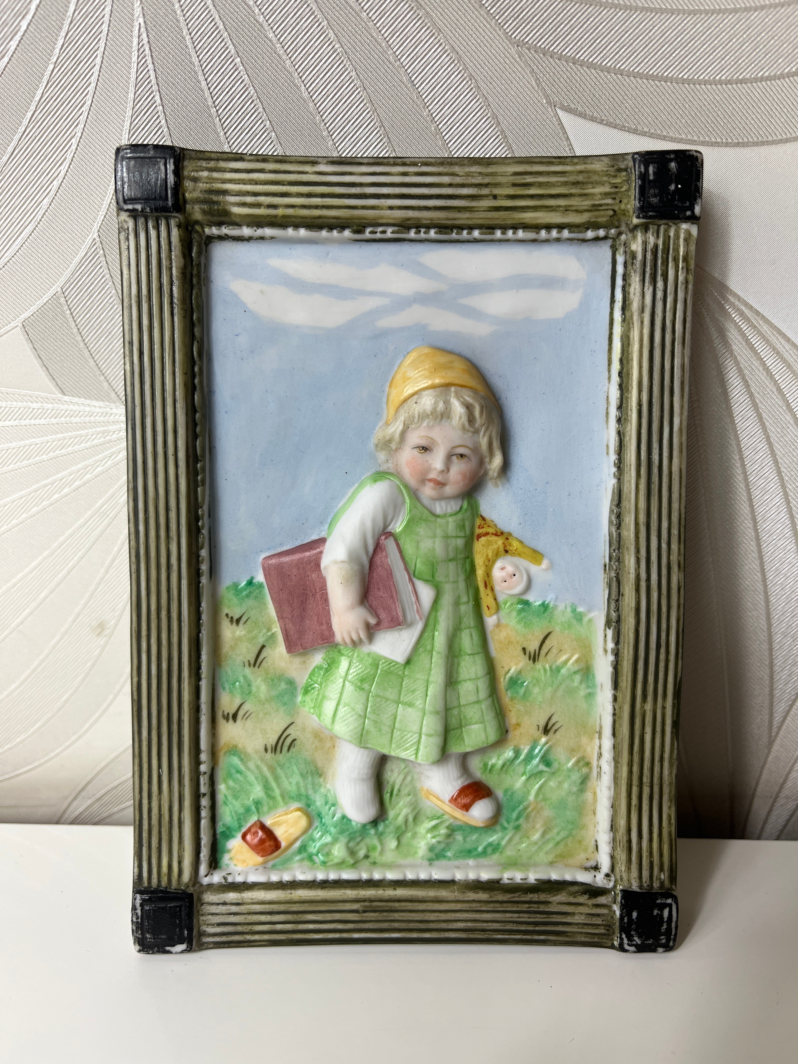 Dekoratyvinis keramikinis paveikslėlis „Vaikas su knyga“