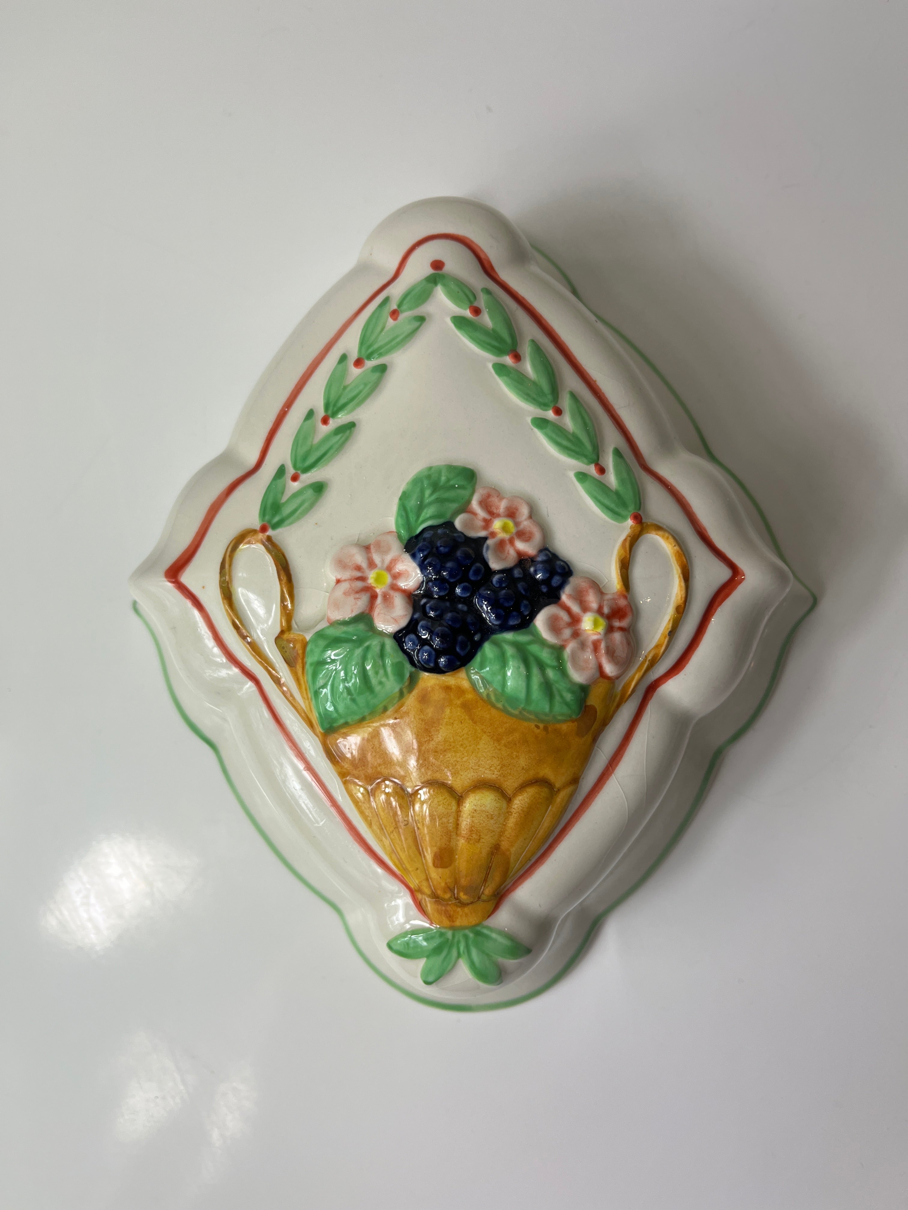 Vintažinė sieninė dekoracija – gėlių ir uogų pintinė