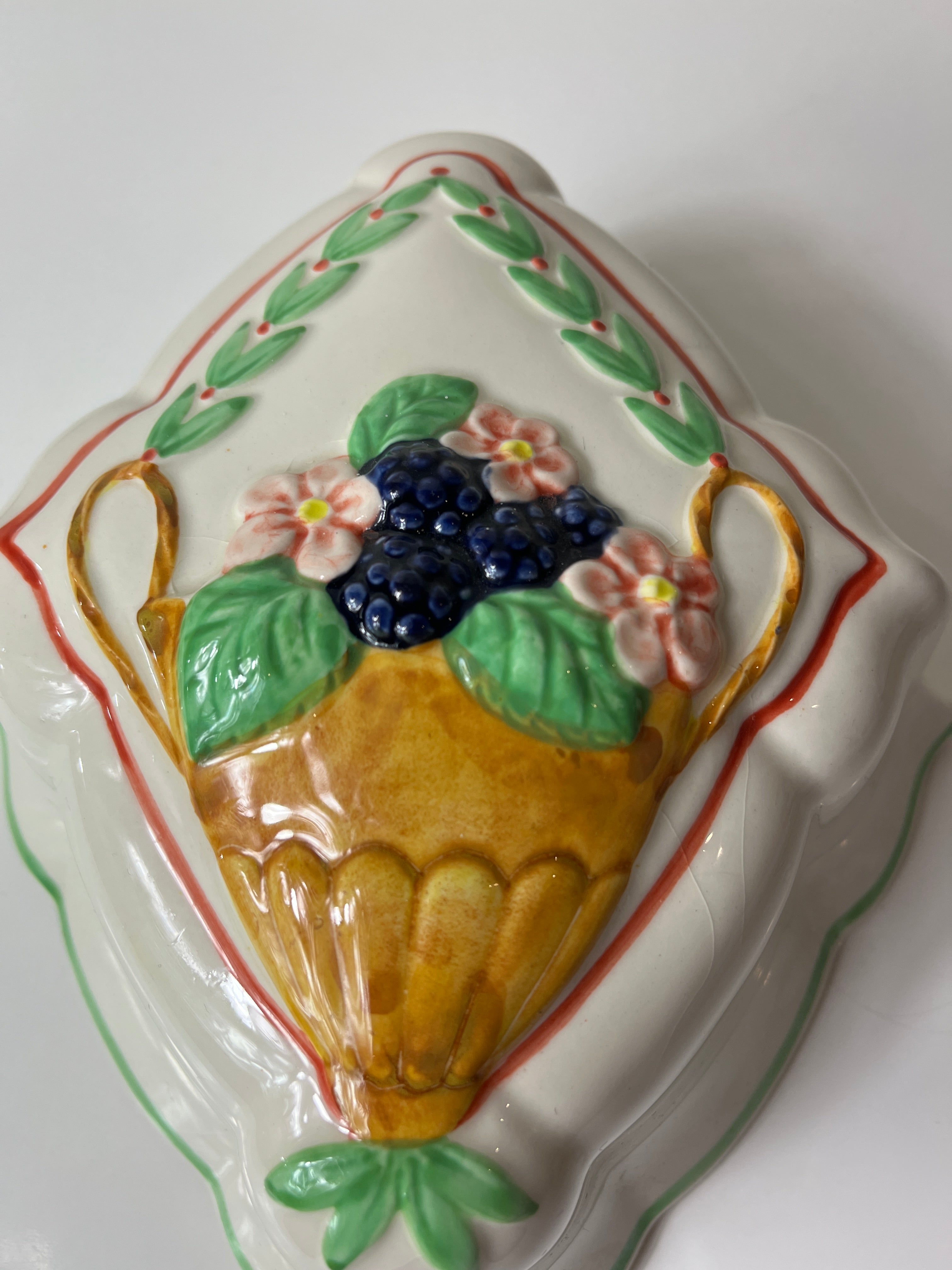 Vintažinė sieninė dekoracija – gėlių ir uogų pintinė