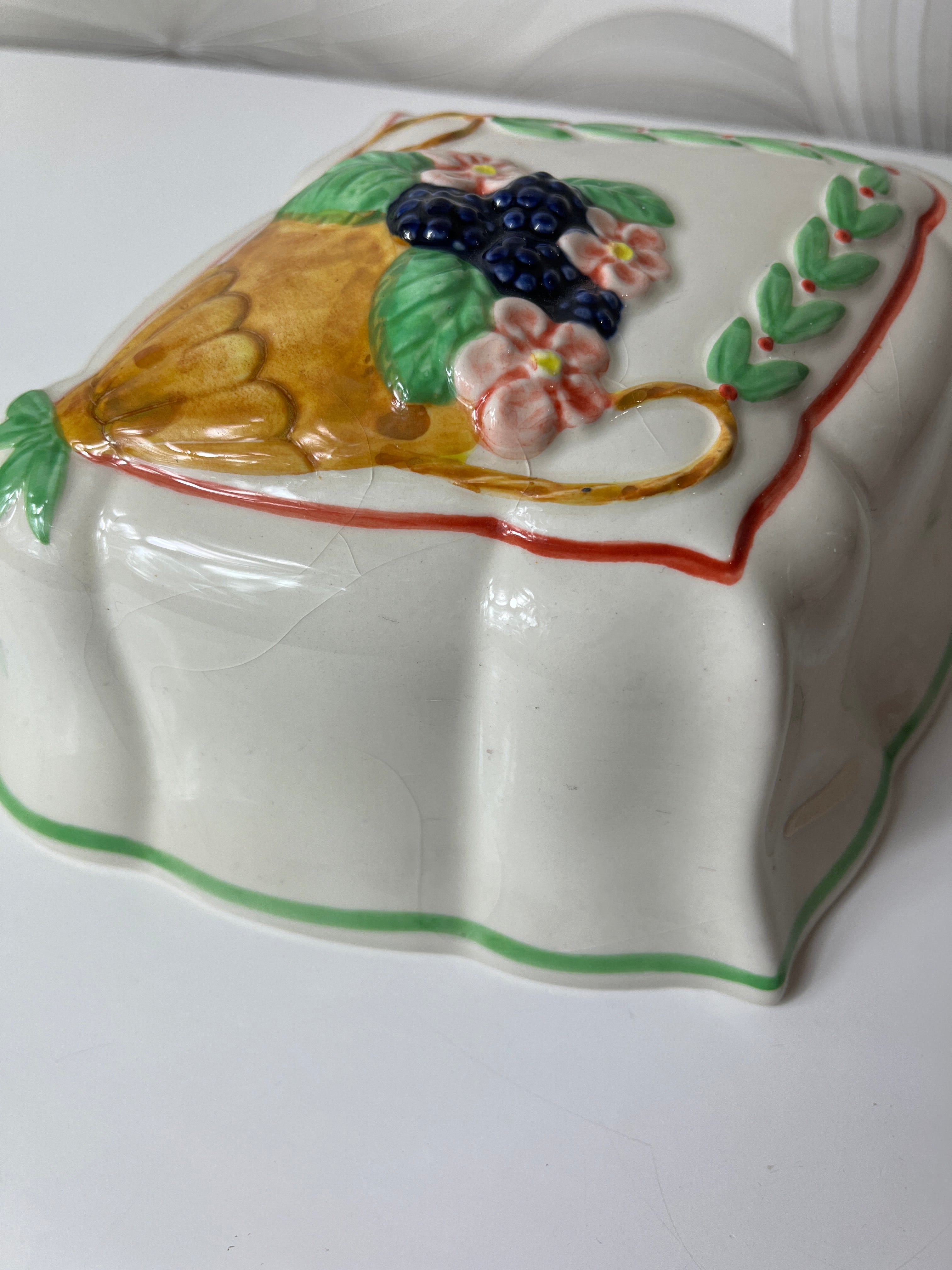 Vintažinė sieninė dekoracija – gėlių ir uogų pintinė