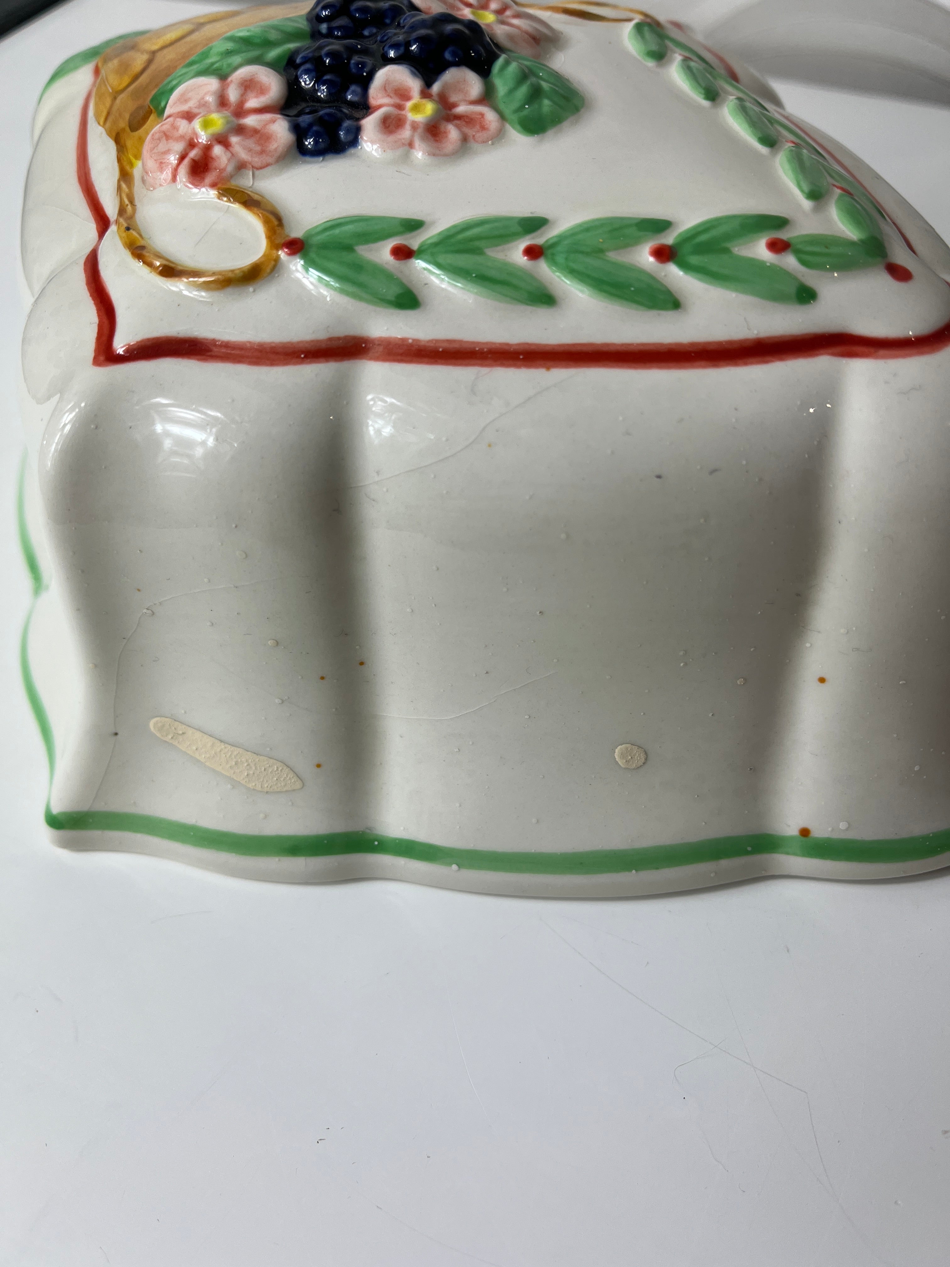 Vintažinė sieninė dekoracija – gėlių ir uogų pintinė